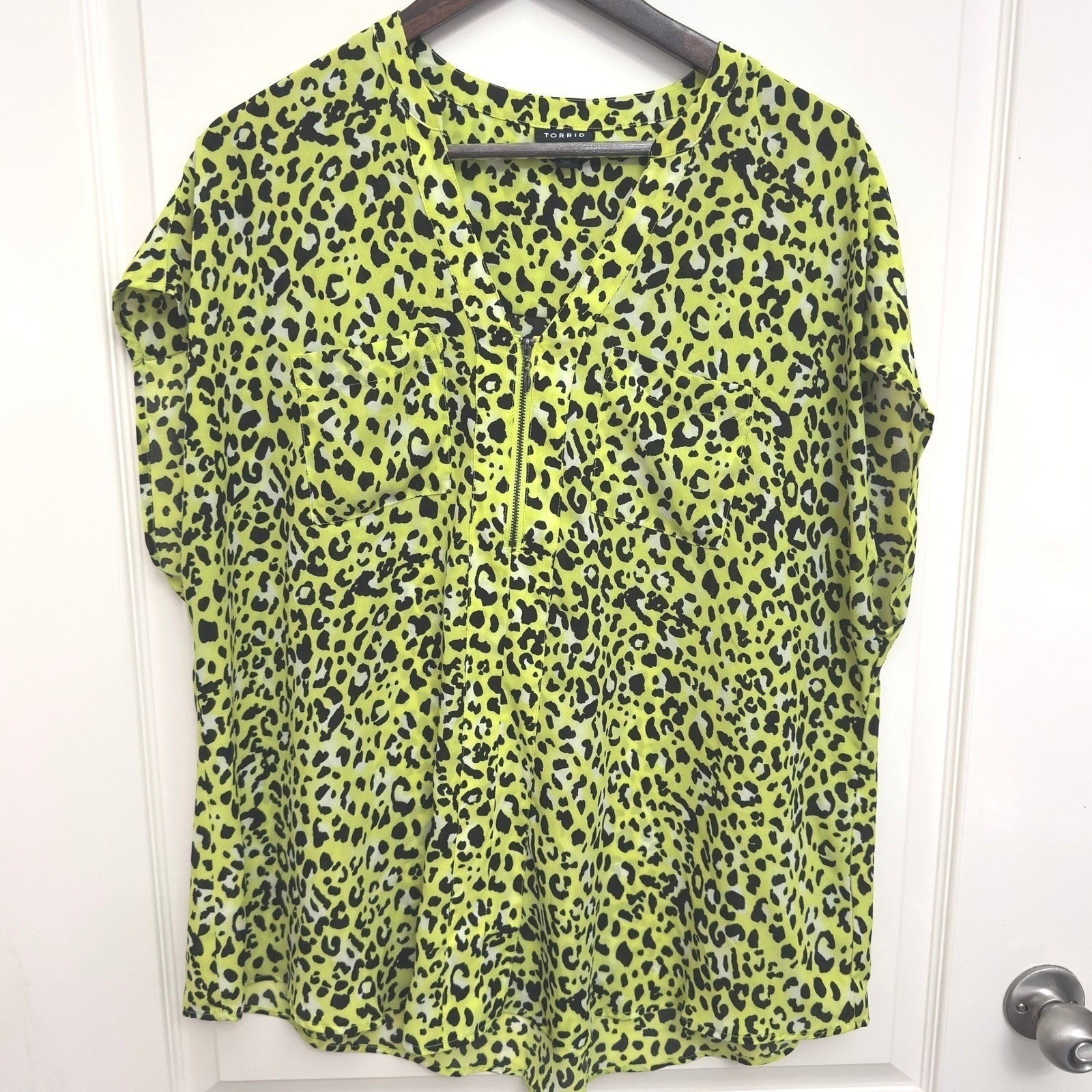 Torrid Blouse Womens Size 1 Neon Green Leopard Print Half Zip Plus Size 80\'s