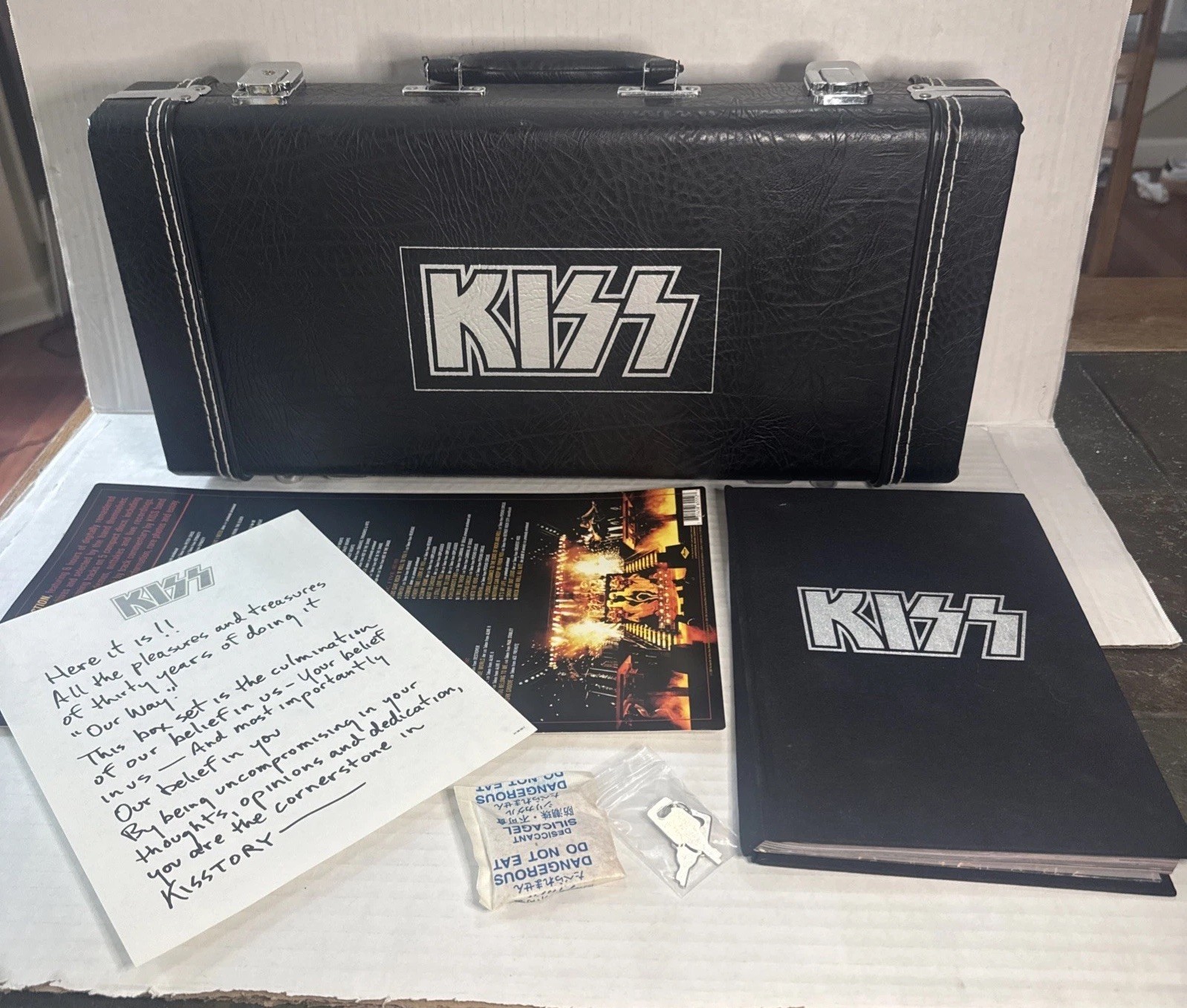Kiss Box Set Guitar Case Special Ltd. Edition (5 CDs) With Keys Kiss Box Set Guitar Case Special Ltd. Edition (5 CDs) With Keys