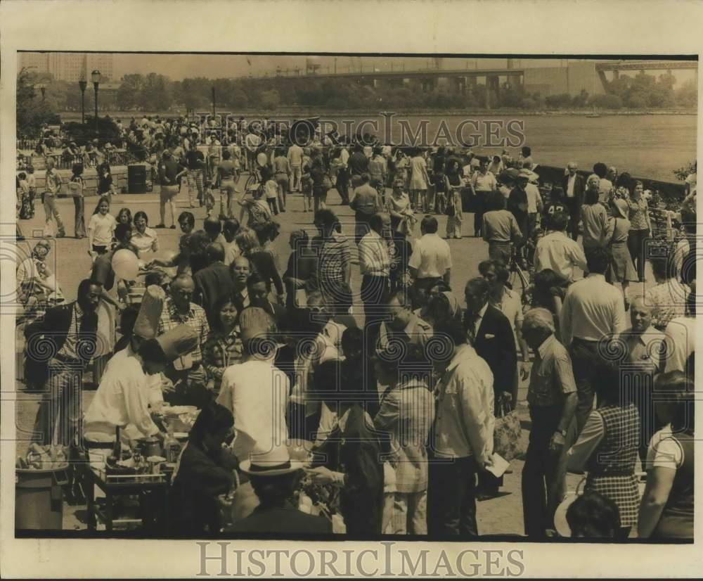 1974 Press Photo View of People at the Fair Located at Carl Schurz Park in NY
