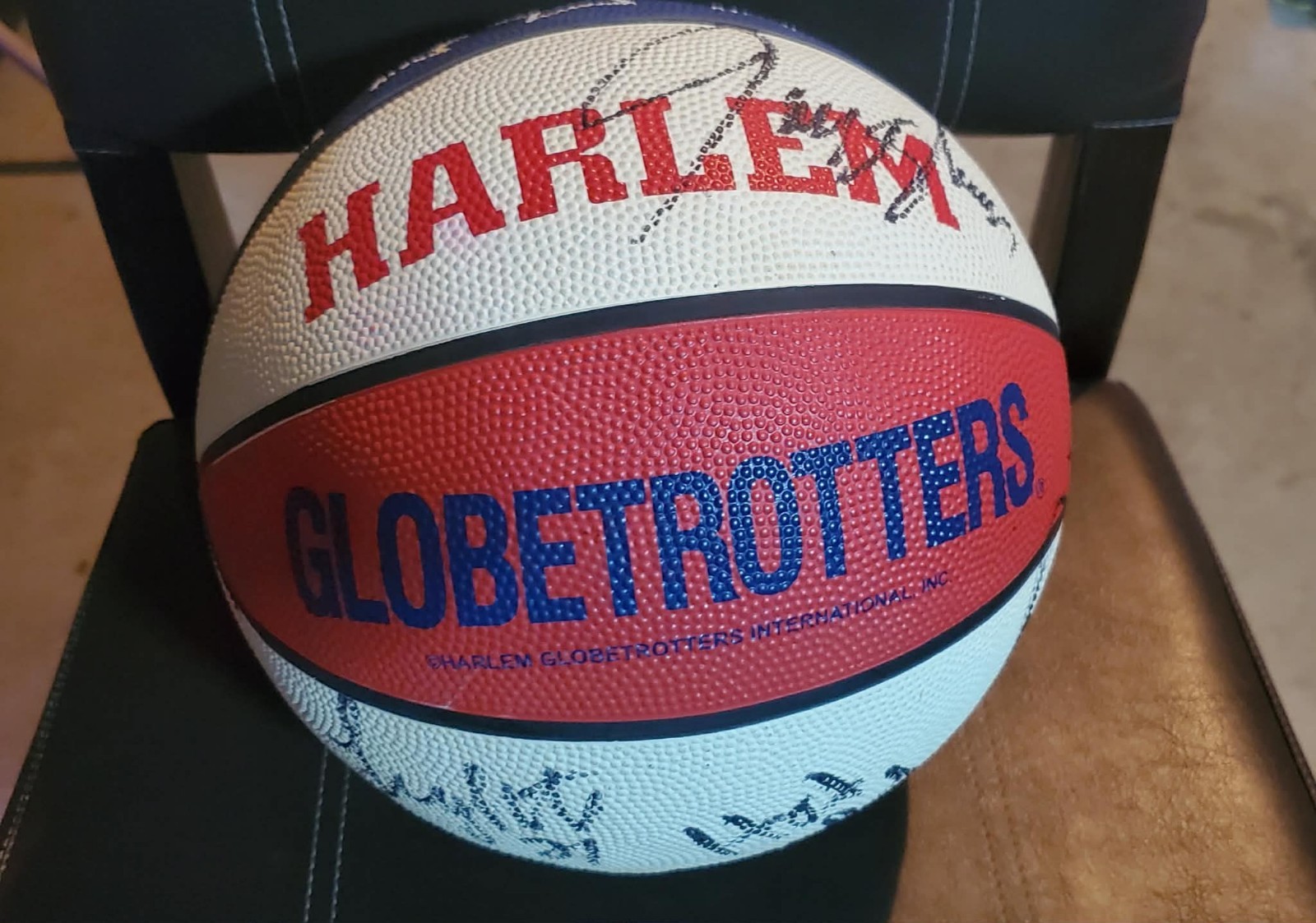 Harlem Globetrotters Baden Red/White/Blue Signed Autographed Basketball Harlem Globetrotters Baden Red/White/Blue Signed Autographed Basketball