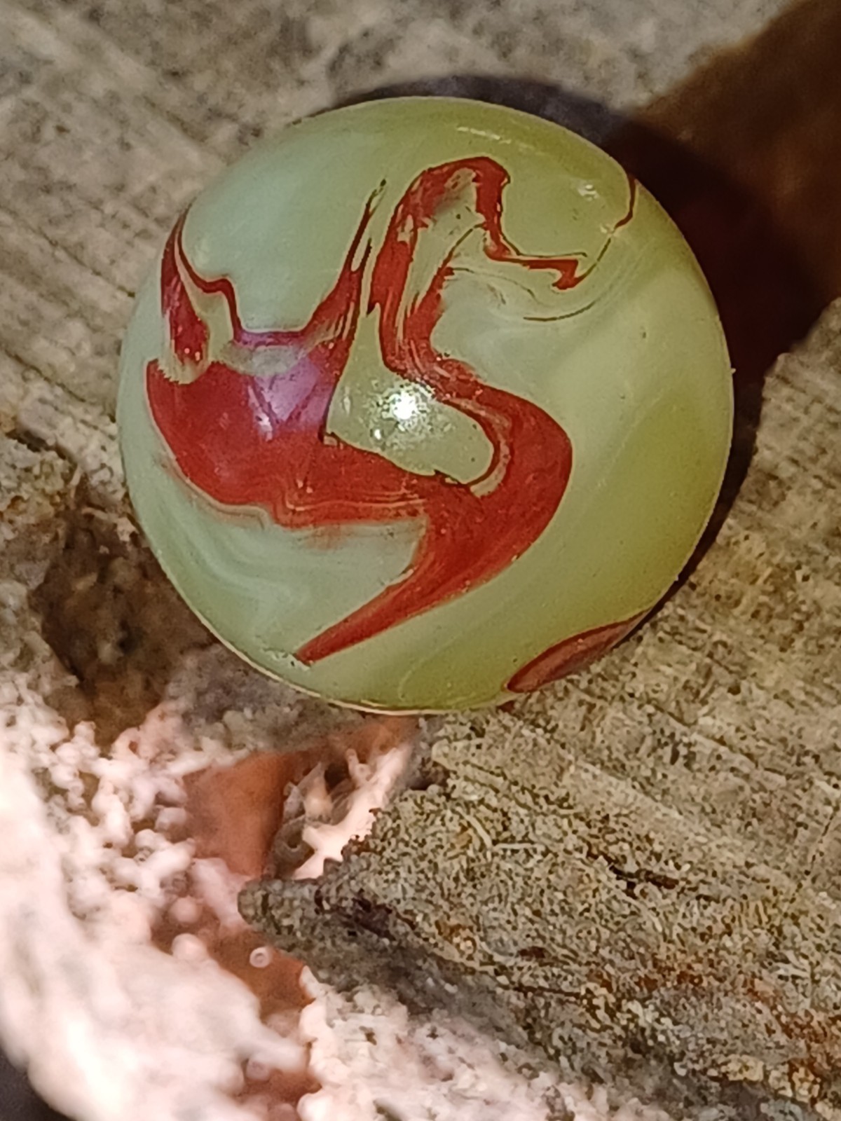 .75 Akro Mint 9.5 Lemonade Oxblood w/a stunning oxblood image of a gliding Swan. .75 Akro Mint 9.5 Lemonade Oxblood w/a stunning oxblood image of a gliding Swan.