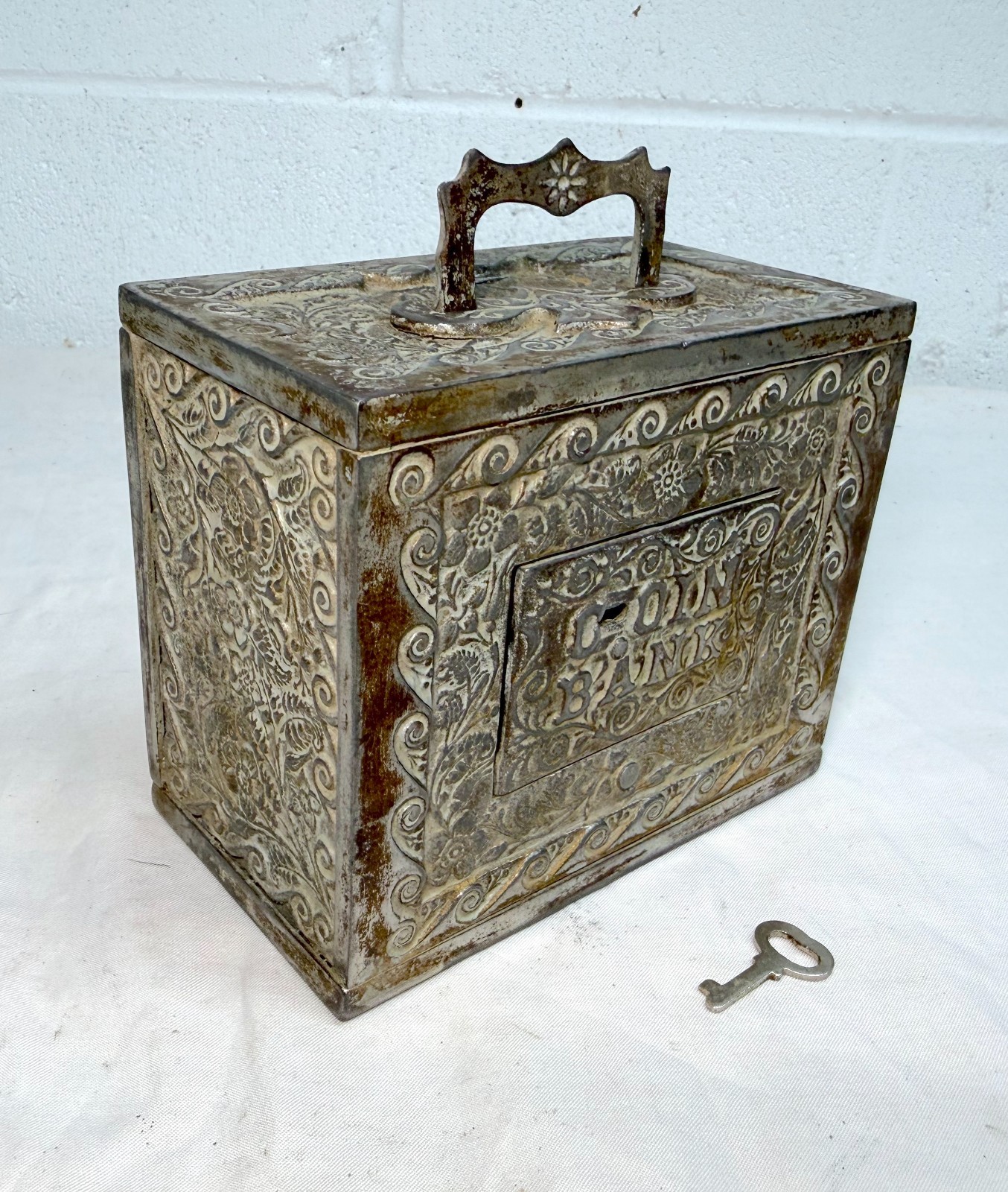 Large Antique J.E. Stevens Kodak cast iron ornate coin still safe with key