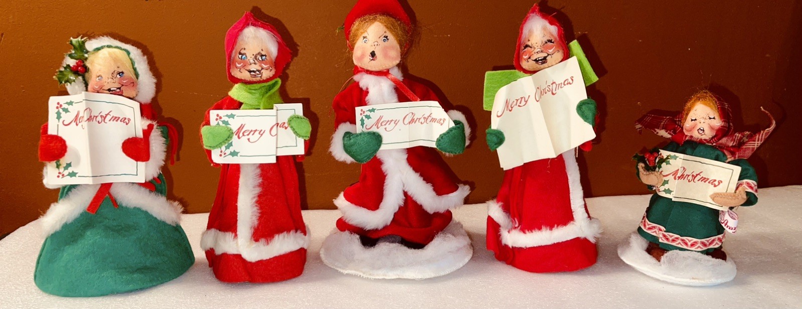 Lot of 5 -Vintage Annalee Christmas Caroler Dolls Choir Figurines 