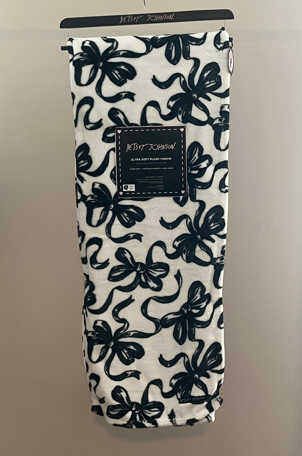 Betsey Johnson White/Black Bow Themed Ultra Soft Plush Throw 50\
