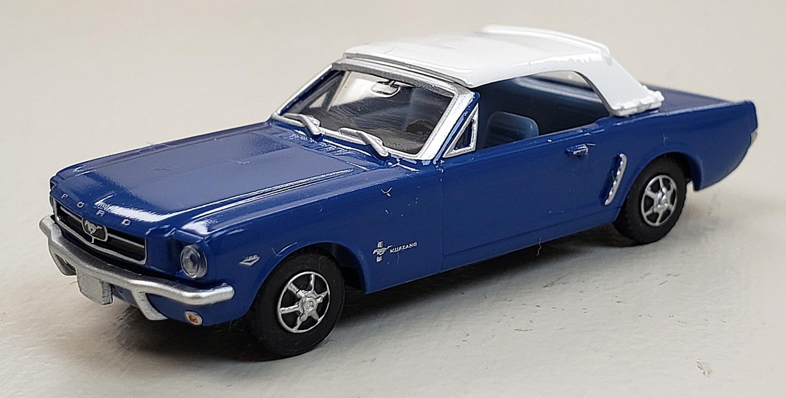 Wiking NEW HO 1/87 Scale Classic Ford Mustang Coupe in Blue w/White Top