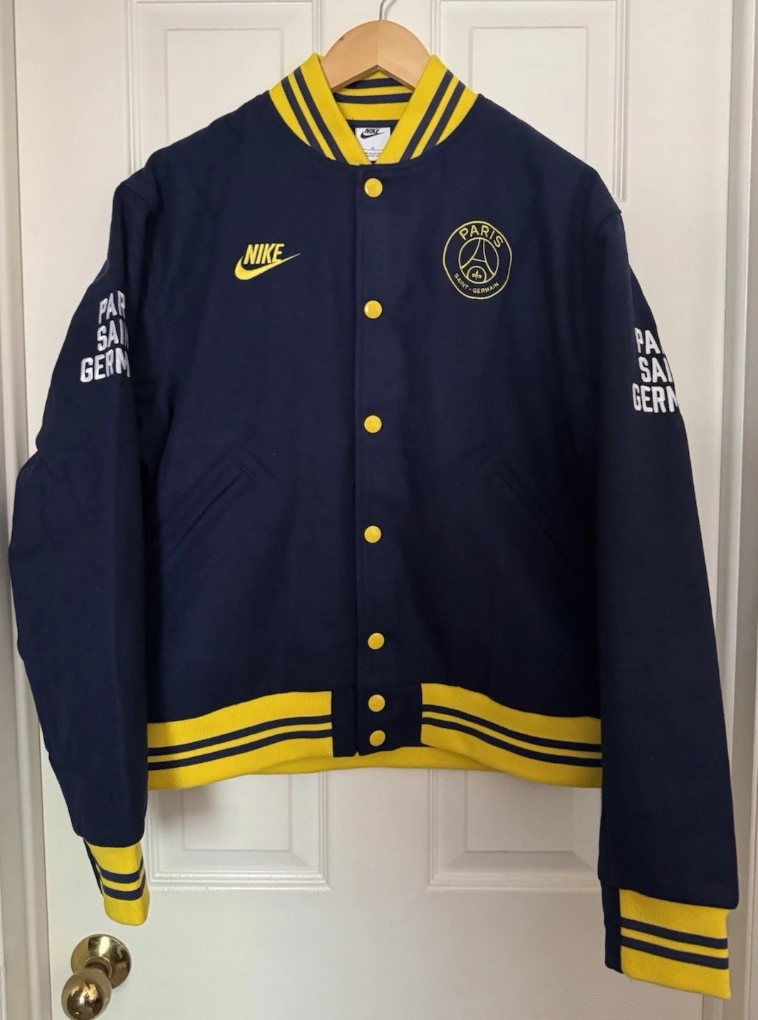 Nike Mens Medium Paris Saint-Germain Authentics Soccer Varsity Jacket FQ7803-410 Nike Mens Medium Paris Saint-Germain Authentics Soccer Varsity Jacket FQ7803-410