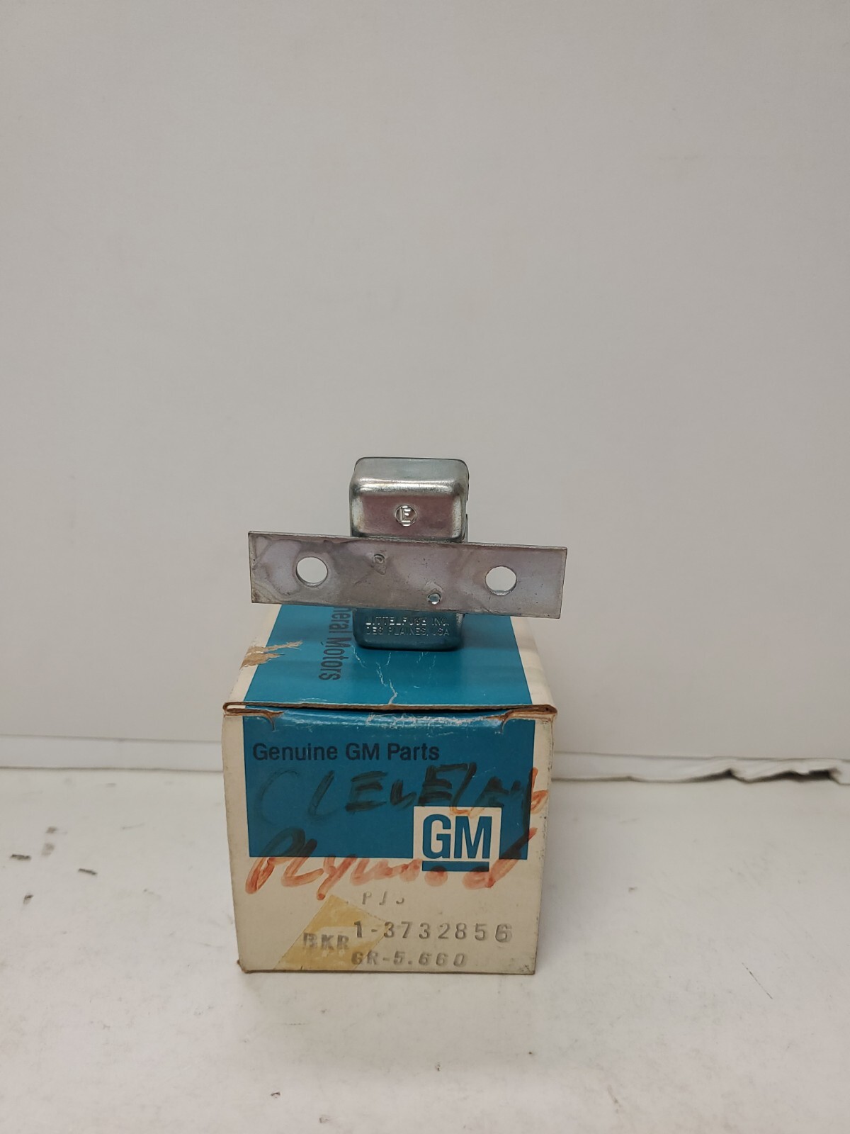 NOS GM 3732856 1965-74 Chevrolet GMC Truck Axle Shift Circuit Breaker OEM(884) NOS GM 3732856 1965-74 Chevrolet GMC Truck Axle Shift Circuit Breaker OEM(884)