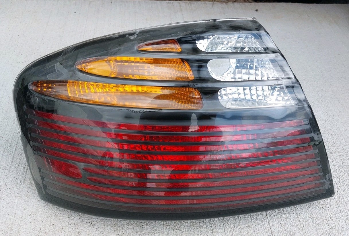2000-2005 Pontiac Bonneville LH LEFT DRIVER Side Tail Light OEM.
