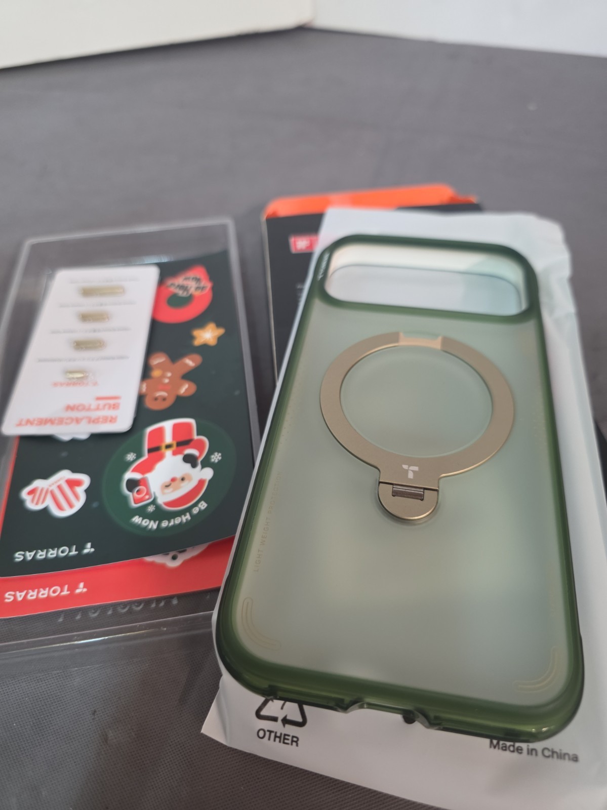 Torras Ostand Q3 Air Case iPhone 17 Pro Max Christmas Green