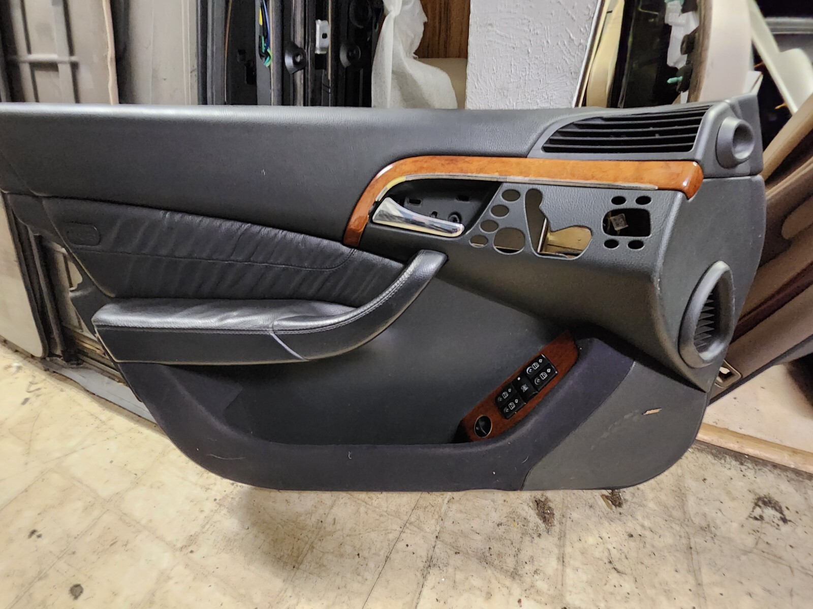 2003 2004 2006 MERCEDES-BENZ W220 S430 S500 LEFT FRONT INTERIOR DOOR PANEL BLACK 2003 2004 2006 MERCEDES-BENZ W220 S430 S500 LEFT FRONT INTERIOR DOOR PANEL BLACK