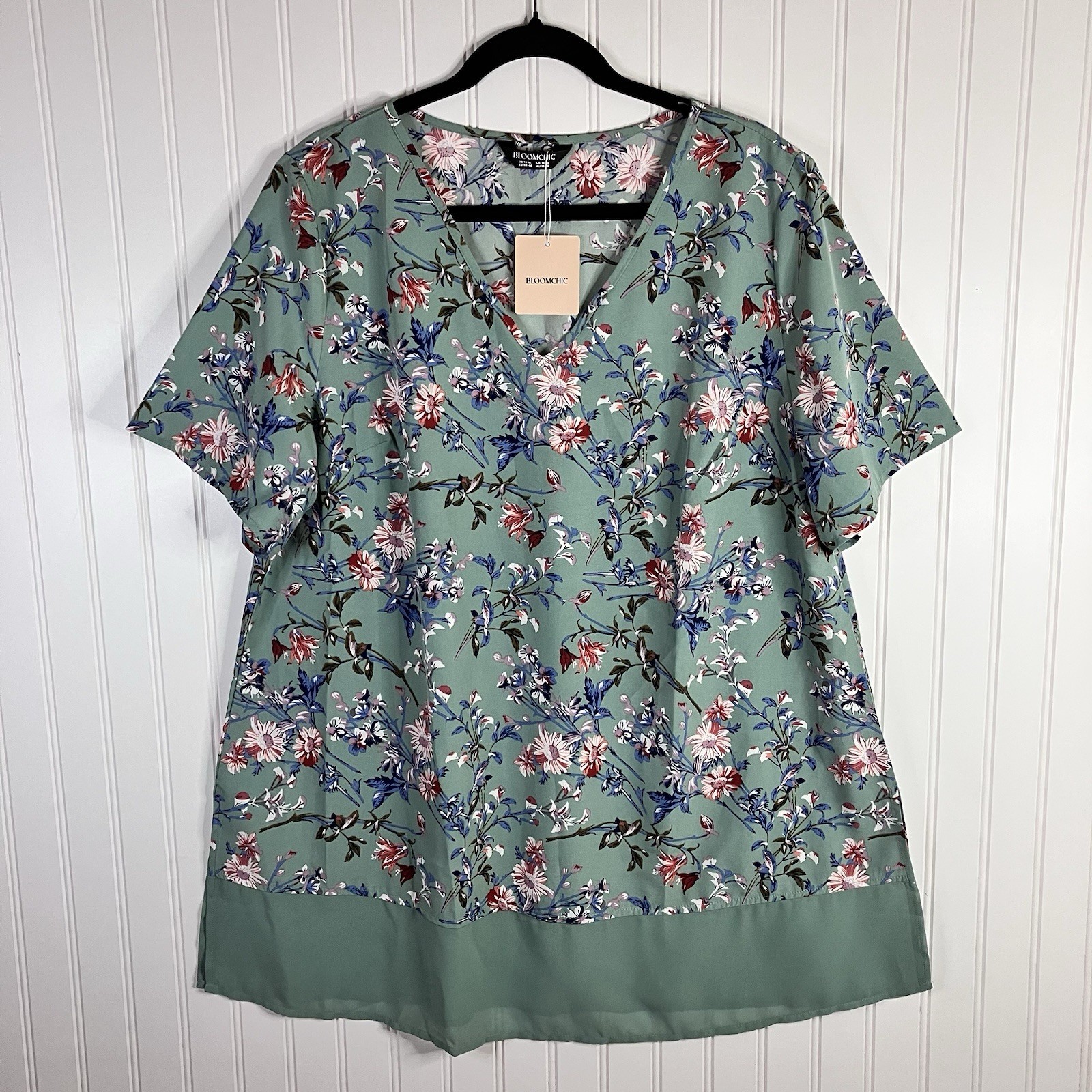 Bloomchic Top Womens Sz 14-16 Floral Chiffon Hem Short Sleeve V-Neck Blouse NWT Bloomchic Top Womens Sz 14-16 Floral Chiffon Hem Short Sleeve V-Neck Blouse NWT