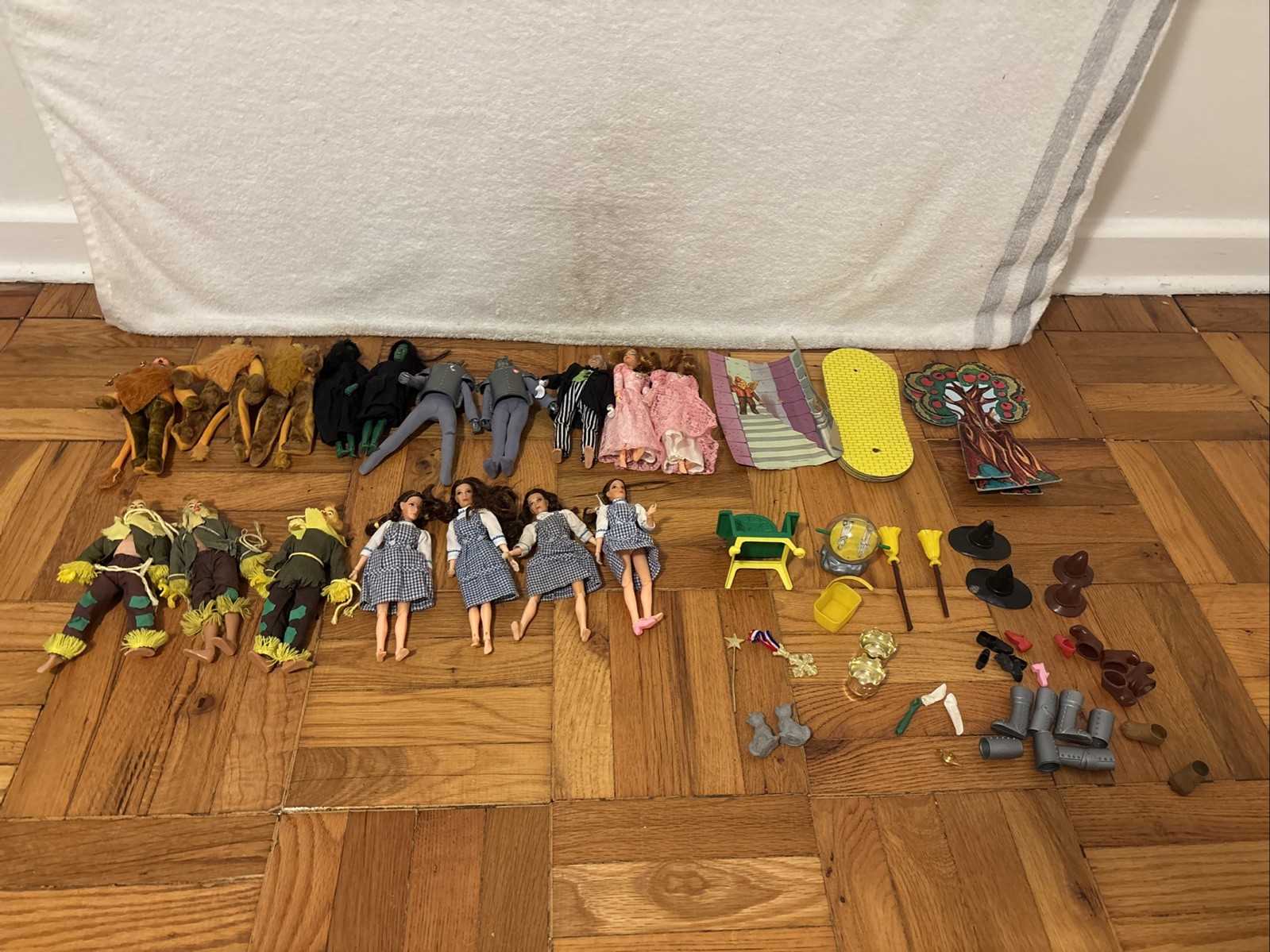 HUGE Lot of 1970's MEGO WIZARD of OZ figures and parts 
