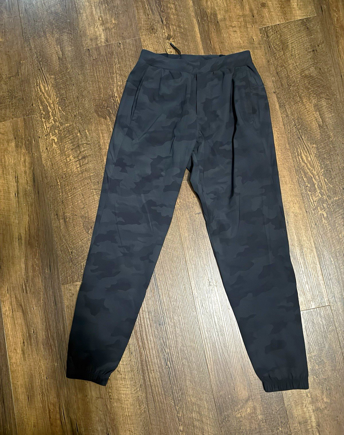 Lululemon Men’s Black/Gray Camo Surge Jogger Pants, Ankle Zip, Pockets, Size S Lululemon Men’s Black/Gray Camo Surge Jogger Pants, Ankle Zip, Pockets, Size S