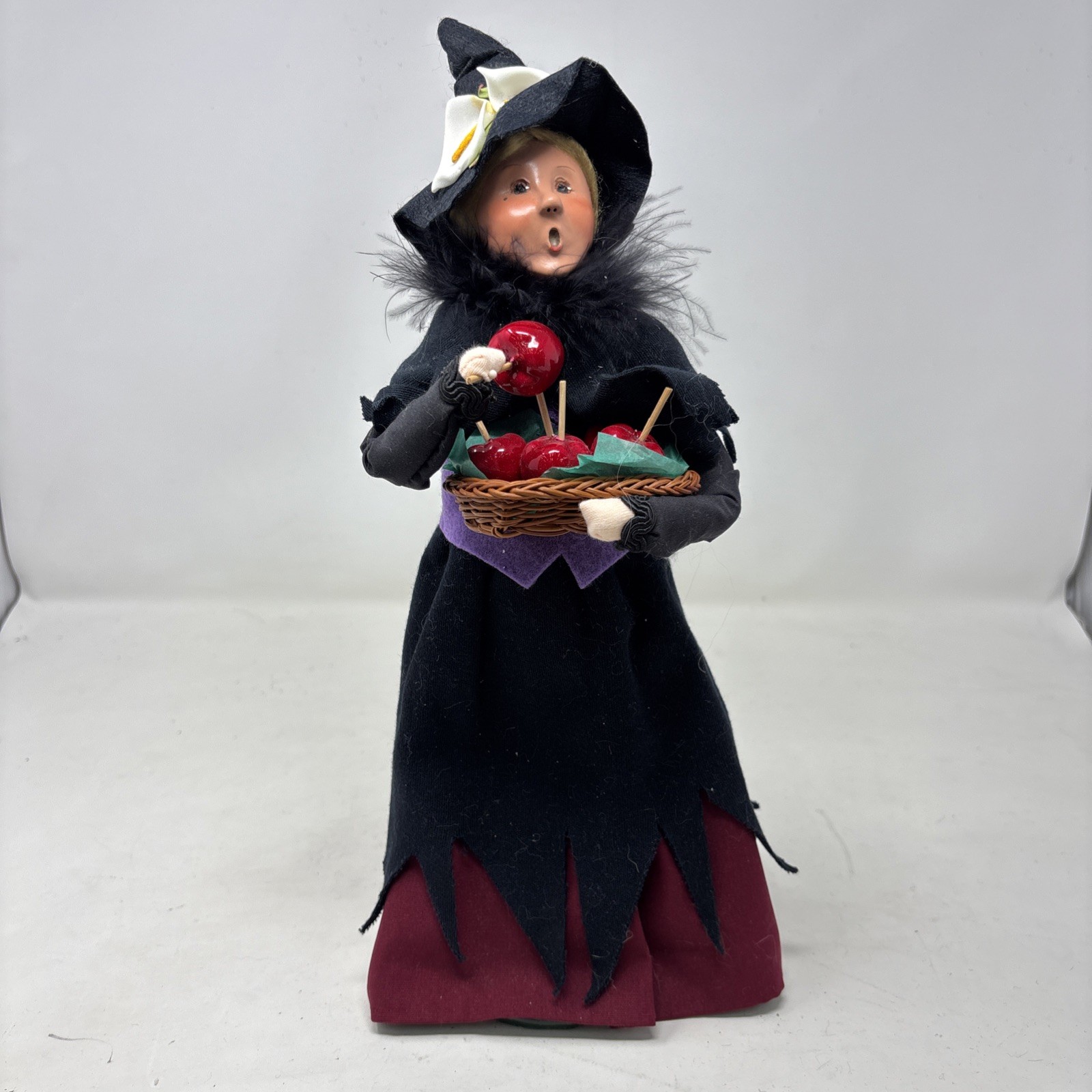 2010 Byers' Choice The Caroler HALLOWEEN Witch with Candy Apples Signed