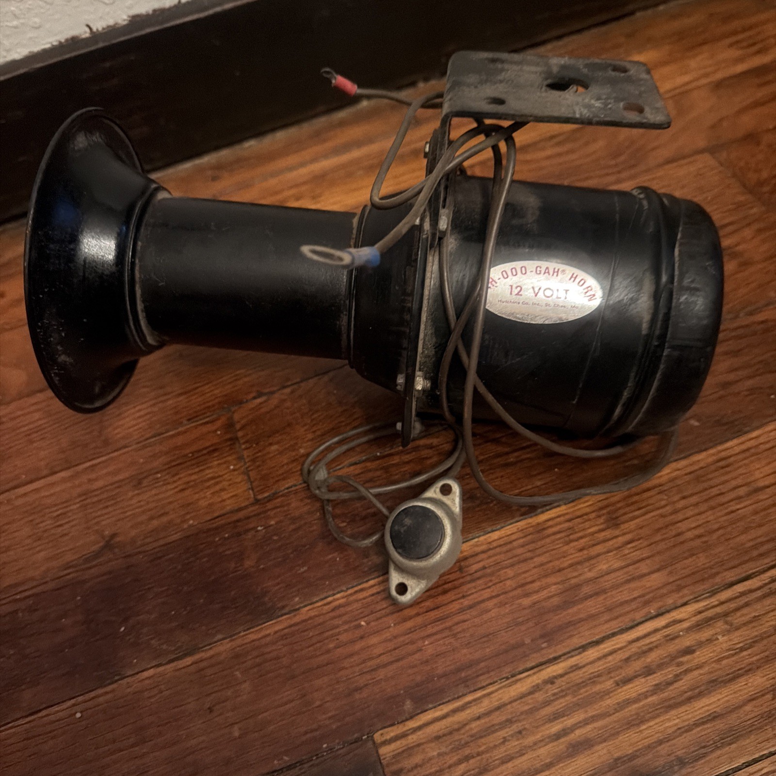 C4 Antique Horn Model A Ford Styled 12-Volt Hutchins Ahooga Ahoogah Ah-ooo-gah C4 Antique Horn Model A Ford Styled 12-Volt Hutchins Ahooga Ahoogah Ah-ooo-gah