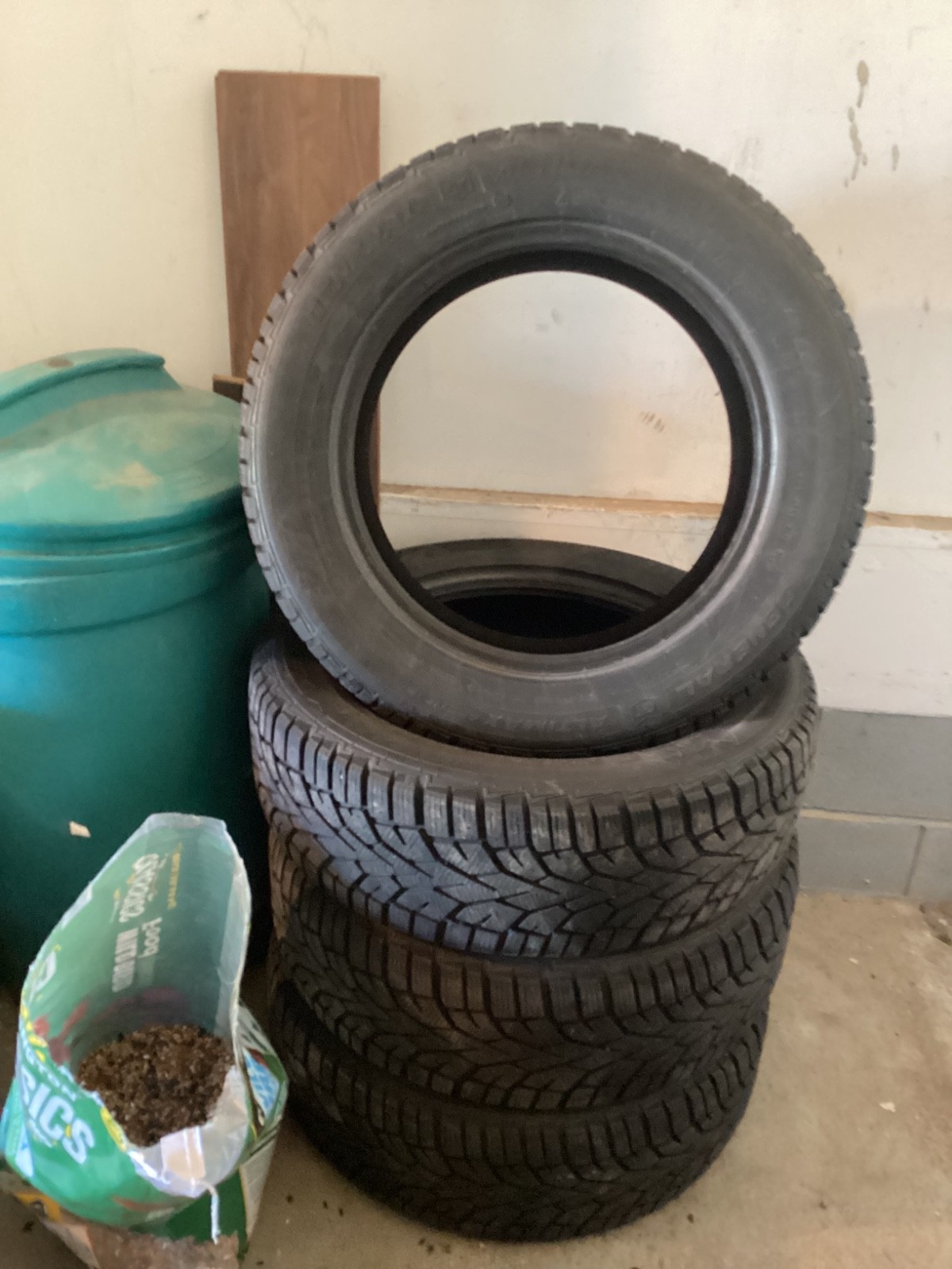 Set of 4 General Altimax Arctic 12 Winter Tires - 215/60R17 100T Set of 4 General Altimax Arctic 12 Winter Tires - 215/60R17 100T