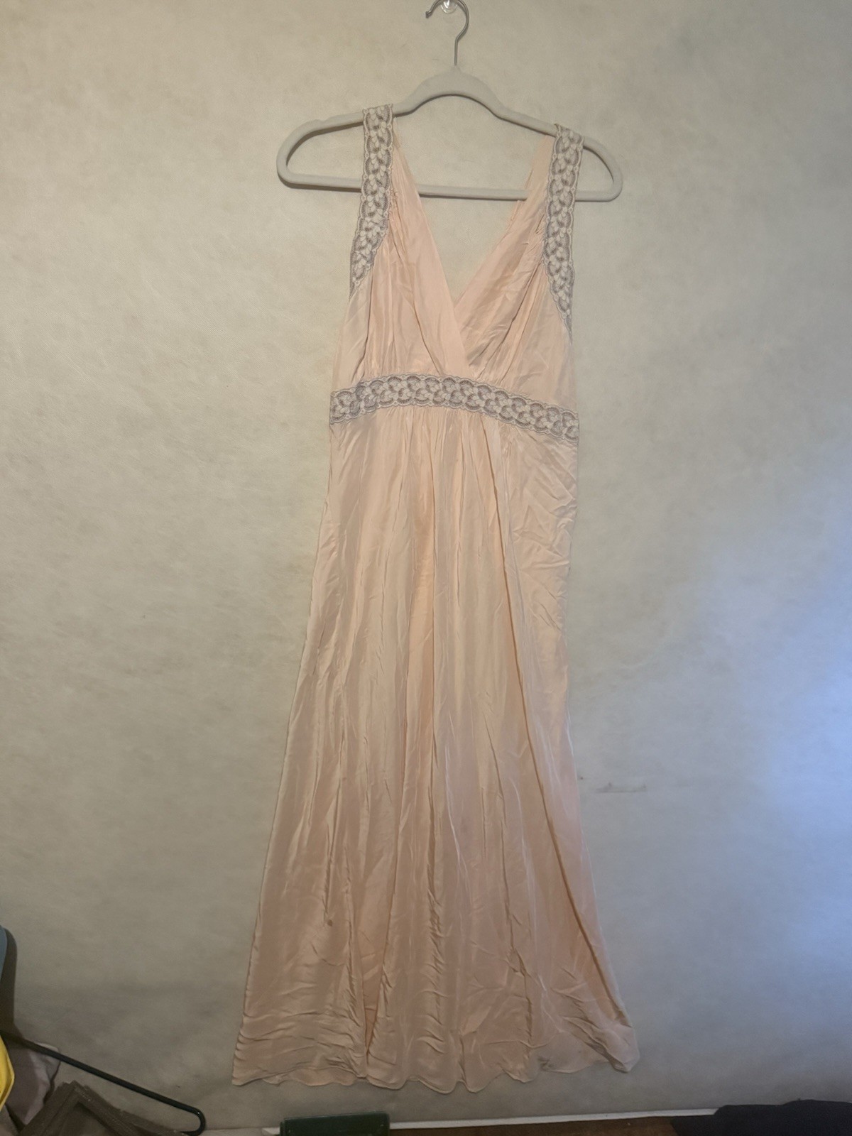 A BEAUTIFUL VTG 1950’s Negligee Gown In Peach with A Beige Laced V Neck. M A BEAUTIFUL VTG 1950’s Negligee Gown In Peach with A Beige Laced V Neck. M