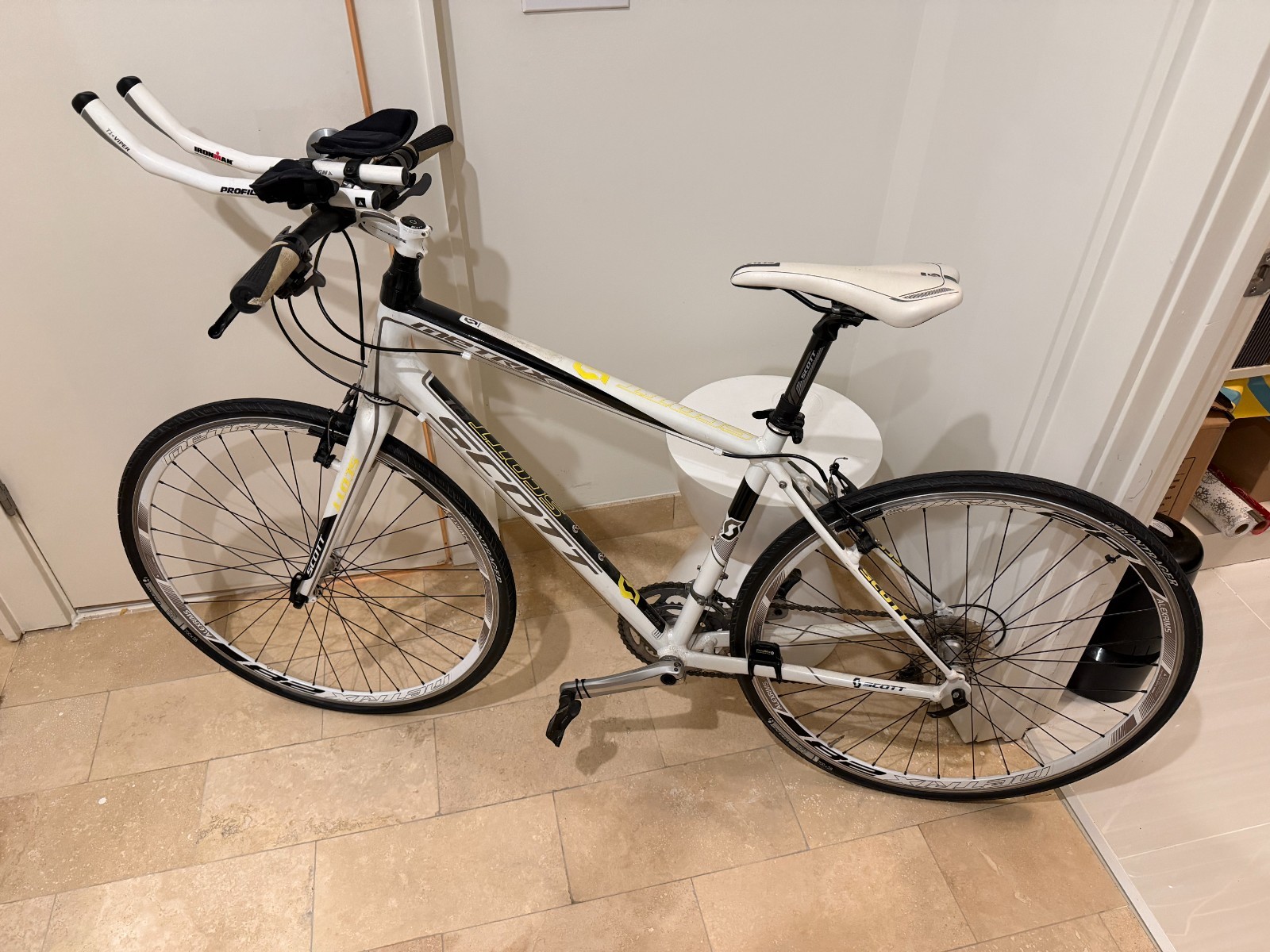 SCOTT Metrix 10 700C, 2012 with less than 500 miles on it