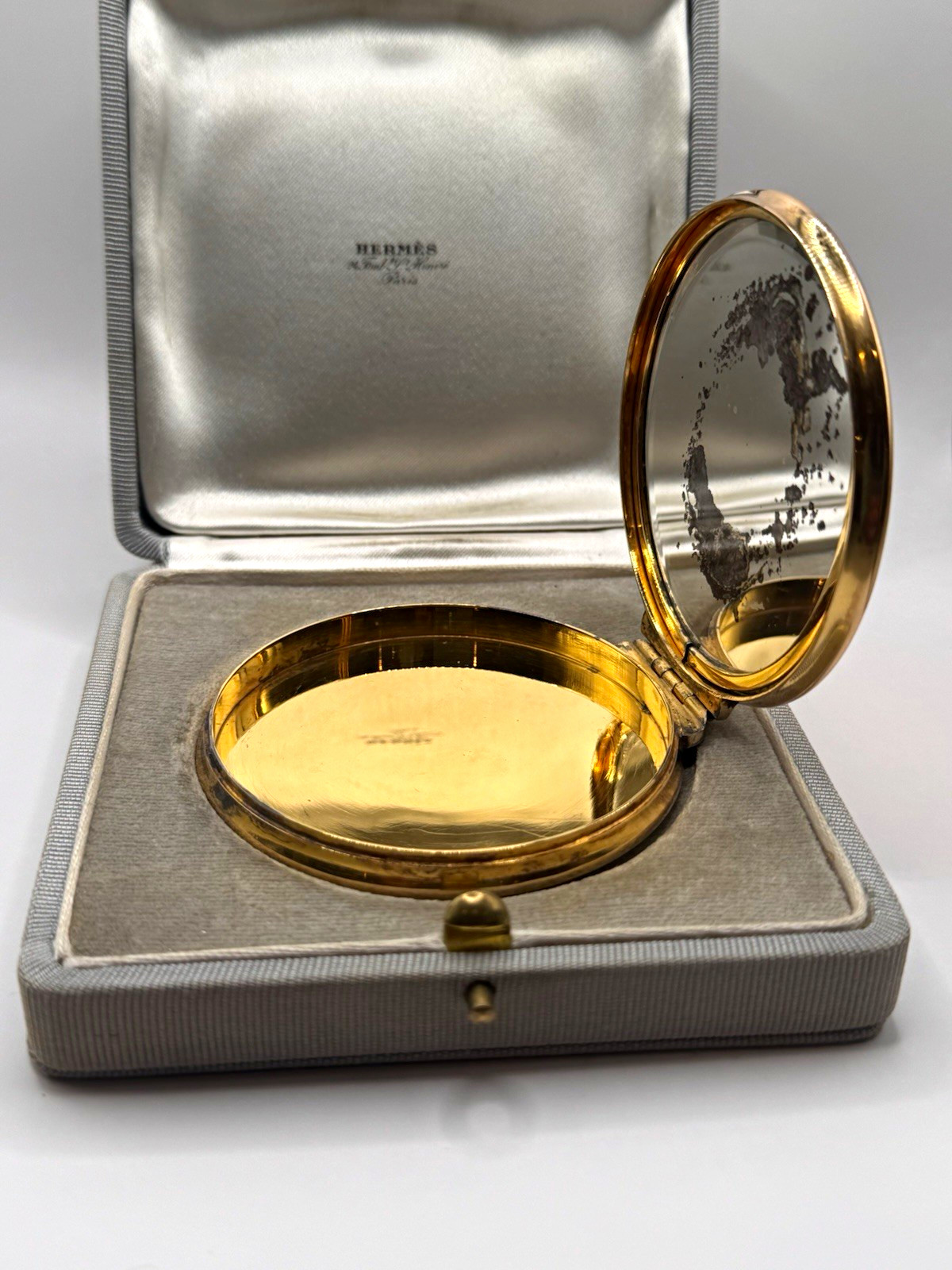 Hermes Paris Gold vintage powder box. It’s fun. Hermes Paris Gold vintage powder box. It’s fun.