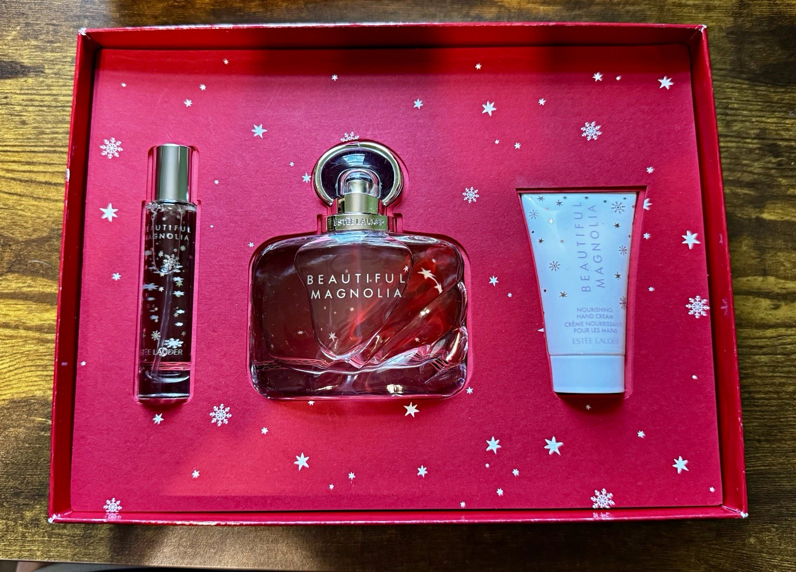 Estée Lauder Beautiful Magnolia Gift Set Spray, Regular Size 1.7 fl oz Estée Lauder Beautiful Magnolia Gift Set Spray, Regular Size 1.7 fl oz