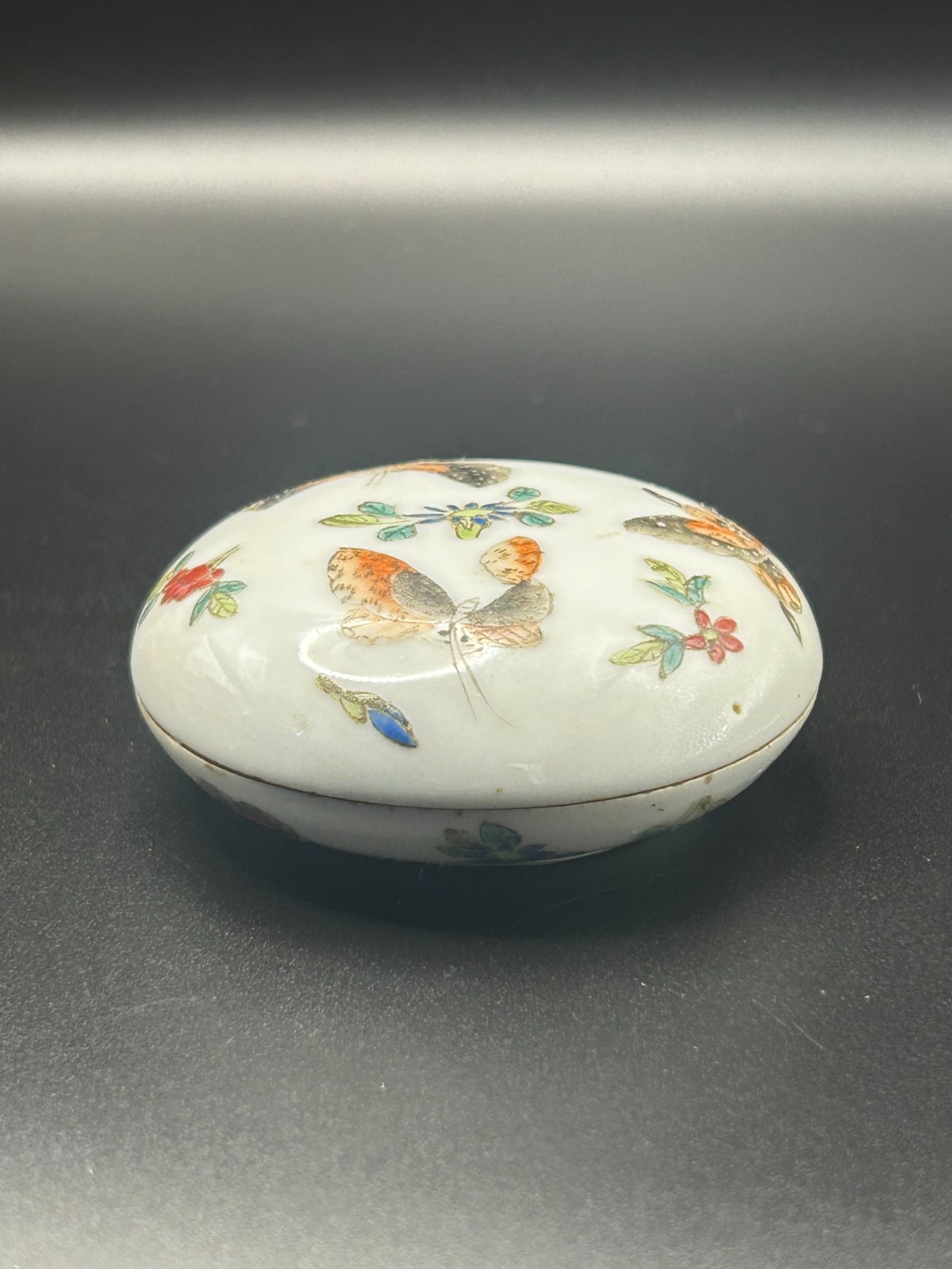 Antique Chinese Nianqianzhilong Qianlong Signed Butterfly Porcelain Powder Box Antique Chinese Nianqianzhilong Qianlong Signed Butterfly Porcelain Powder Box