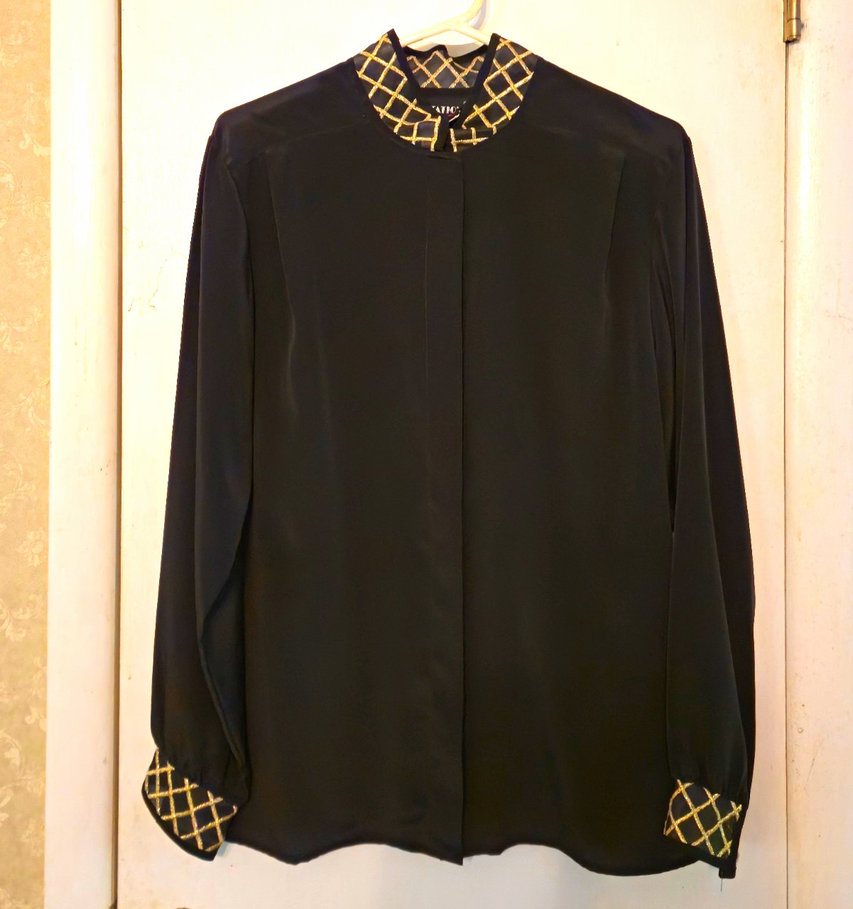 Notations Women\'s 12 Black Satin Long Sleeve Collared Geometric Button Blouse