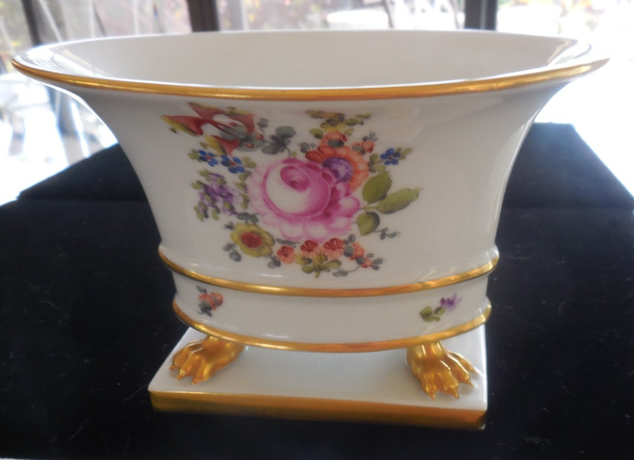 VINTAGE OVAL BOWL ON STAND, FROM HEREND HUNGARY, 4 VINTAGE OVAL BOWL ON STAND, FROM HEREND HUNGARY, 4