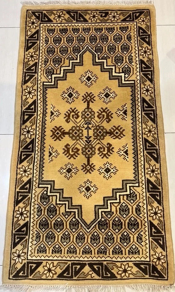 Vintage Hand-Knotted Area Rug 4'7