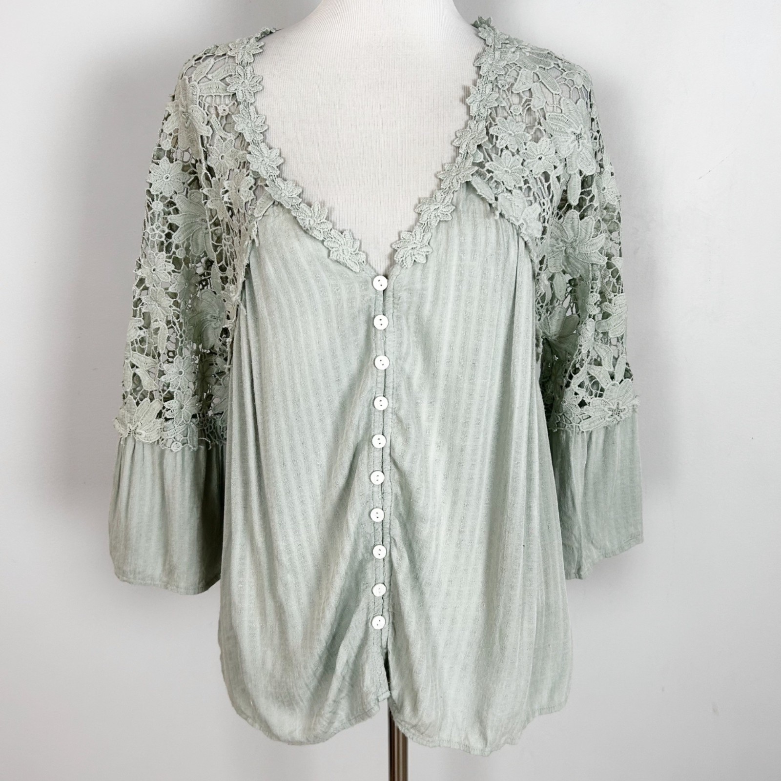 Women\'s Boho Crochet Lace Sage Green Button Front Top Size XL