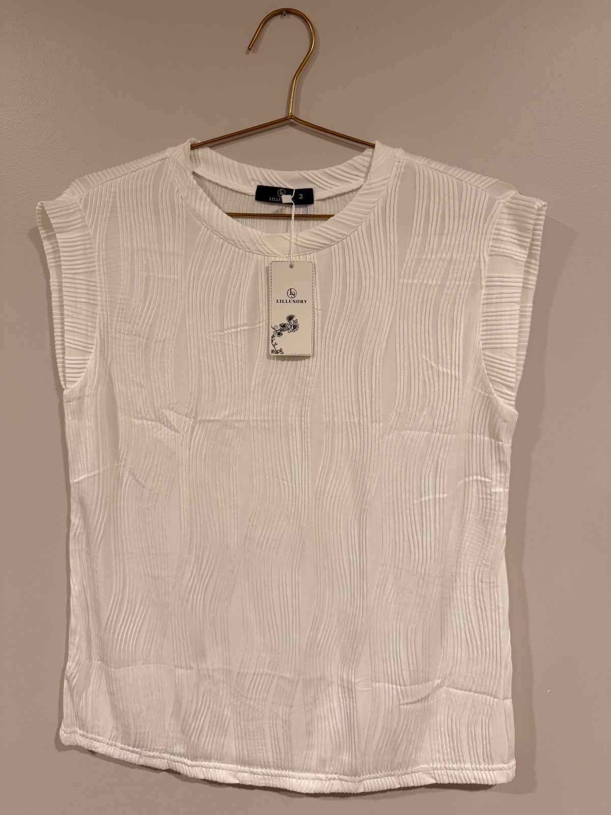 New Women\'s White sleeveless blouse with wave details - size Medium New Women\'s White sleeveless blouse with wave details - size Medium