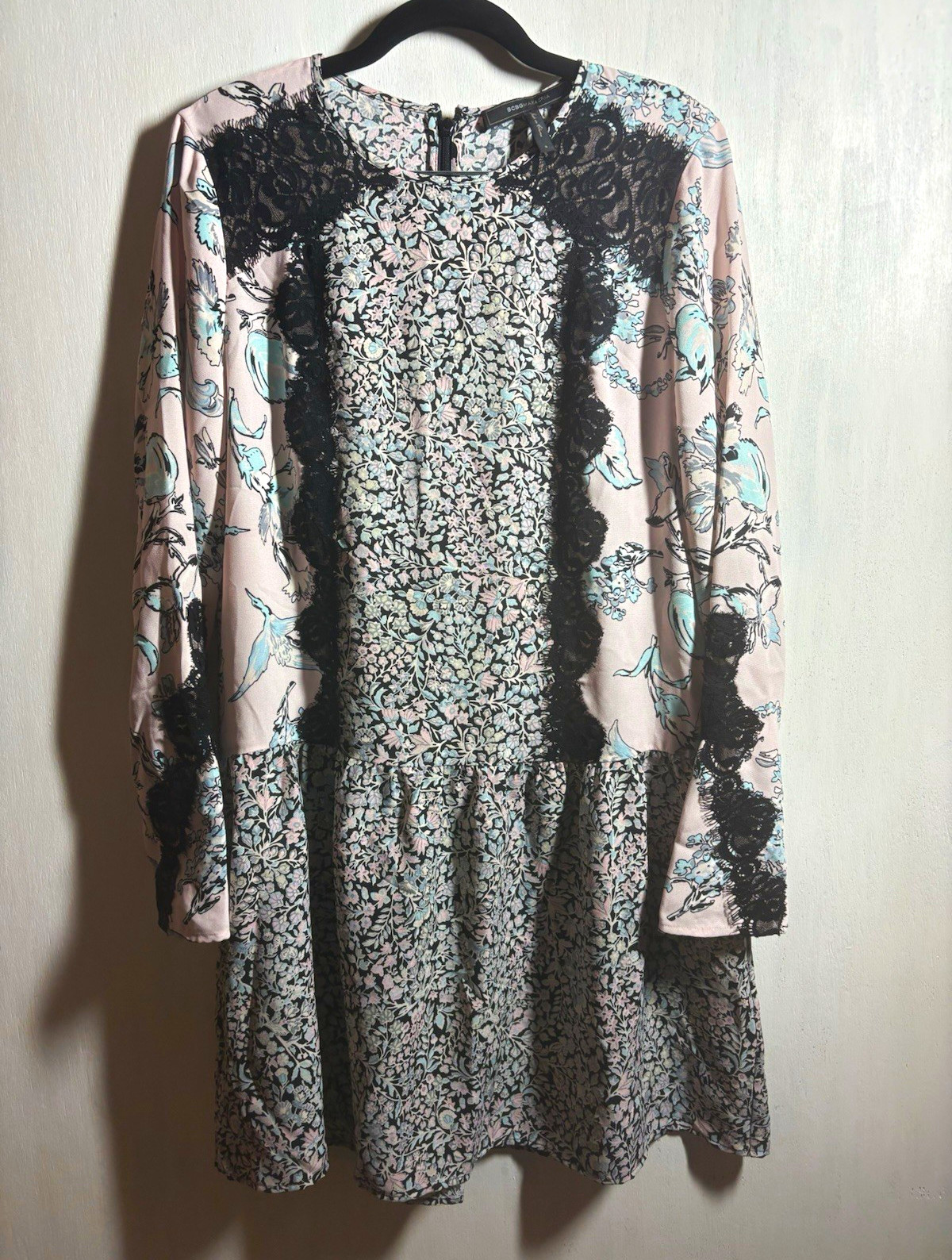 BCBGMAXAZRIA Size 6 Floral Lace A-Line Dress Long Sleeve Round Neck Short Zip BCBGMAXAZRIA Size 6 Floral Lace A-Line Dress Long Sleeve Round Neck Short Zip