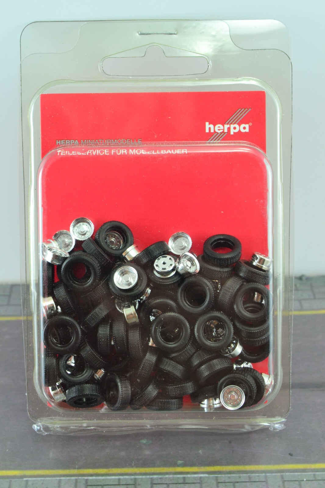 60 Herpa Chromed Wheels Single ( Tires + Rims ) for Tractor Trucks 1:87 HO Scale