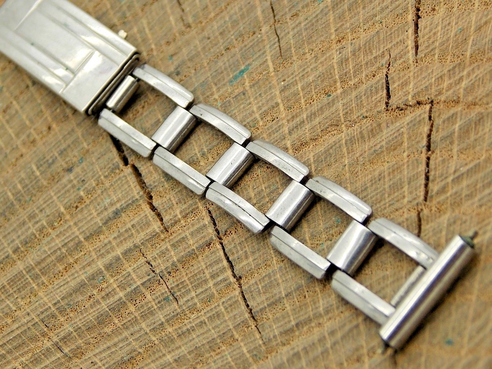 Vintage Everwear Stainless Watch Band Ratchet Deployment 14mm Ladies Pre-Owned Vintage Everwear Stainless Watch Band Ratchet Deployment 14mm Ladies Pre-Owned