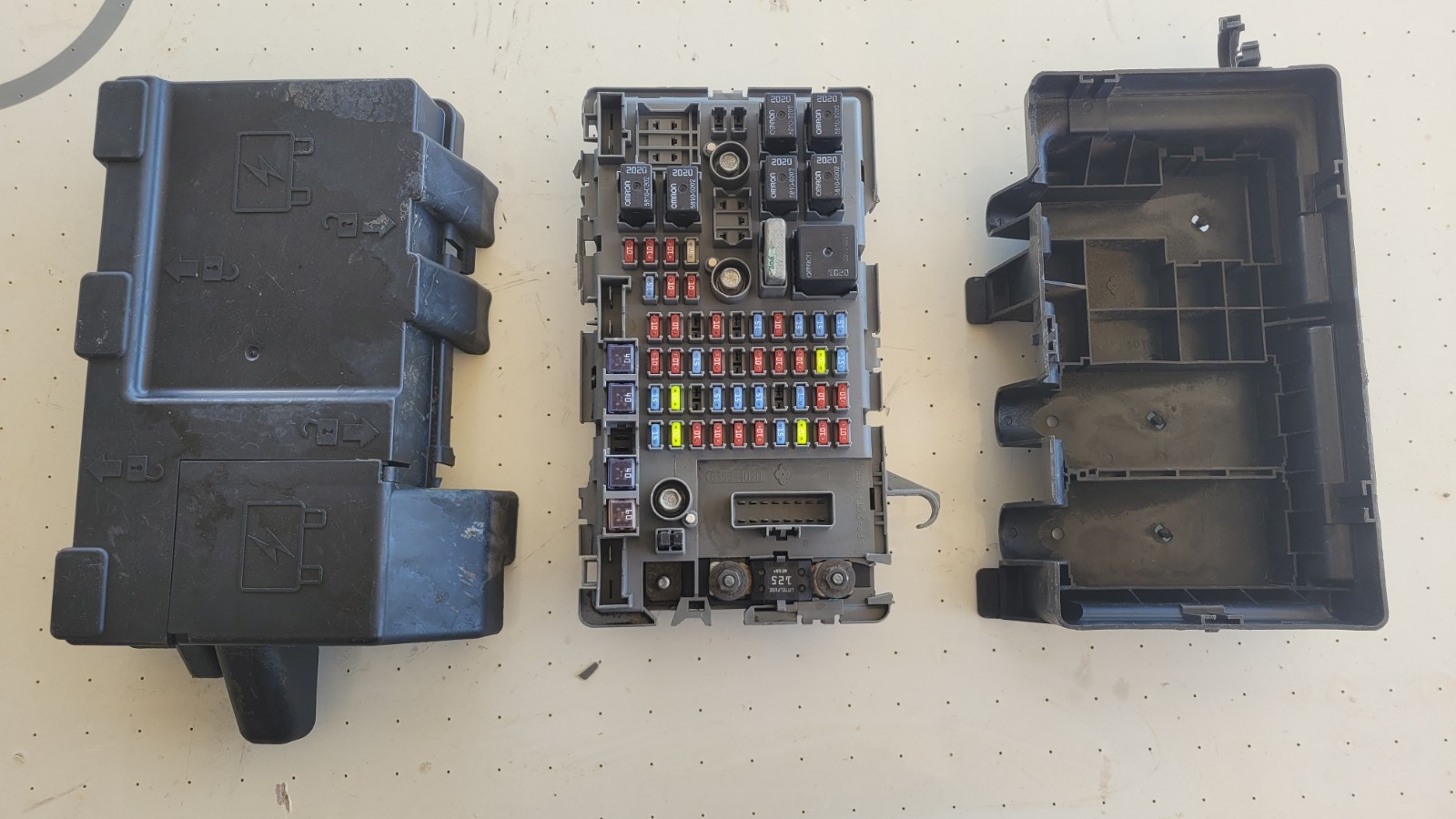 used GM OEM 2003-2007 Chevrolet Express Fuse Junction Block 15930149