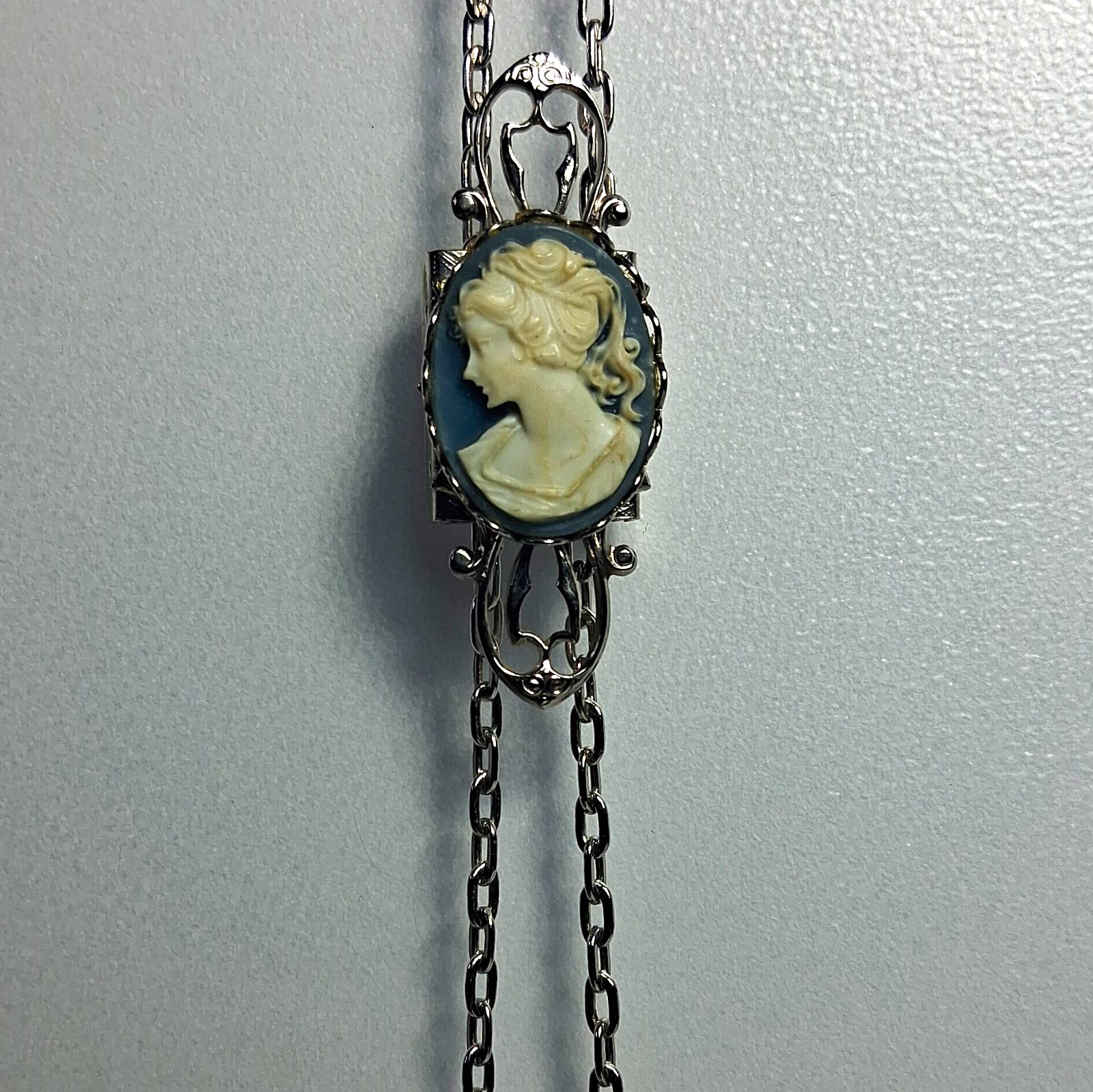 Vintage Silver Tone Oval Cameo Pendant Necklace Link Chain Blue White Bezel
