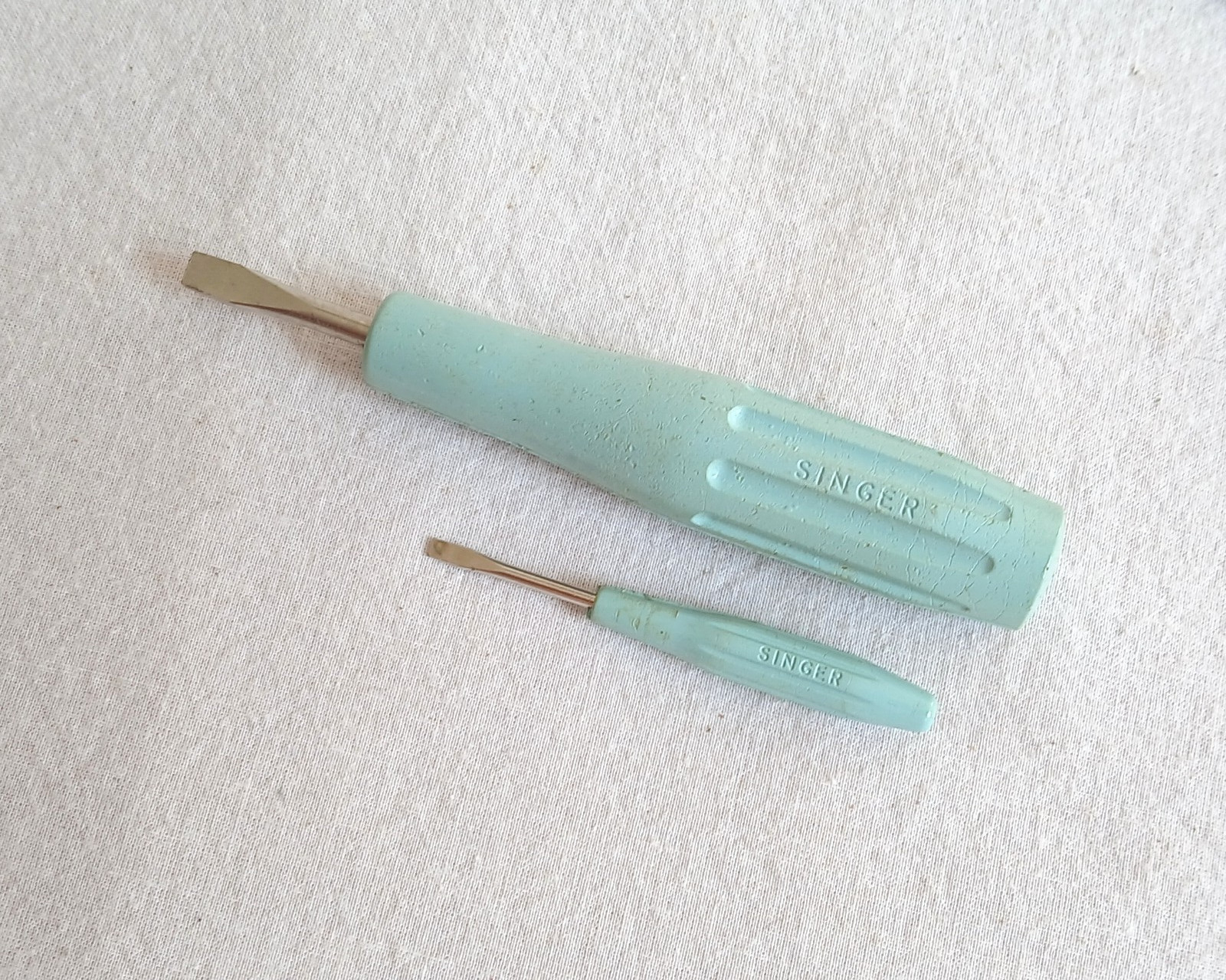 Singer Sewing Machine Set 2 Screwdrivers Baby Blue Turquoise 221 Featherweight