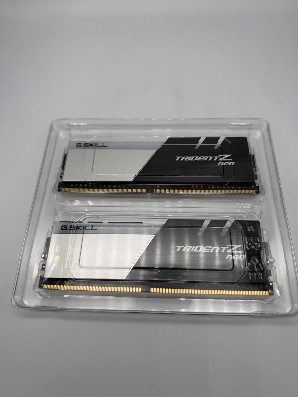 G.SKILL Trident Z Neo 32GB (2x16GB) DDR4-4000 DIMM F4-4000C18D-32GTZN