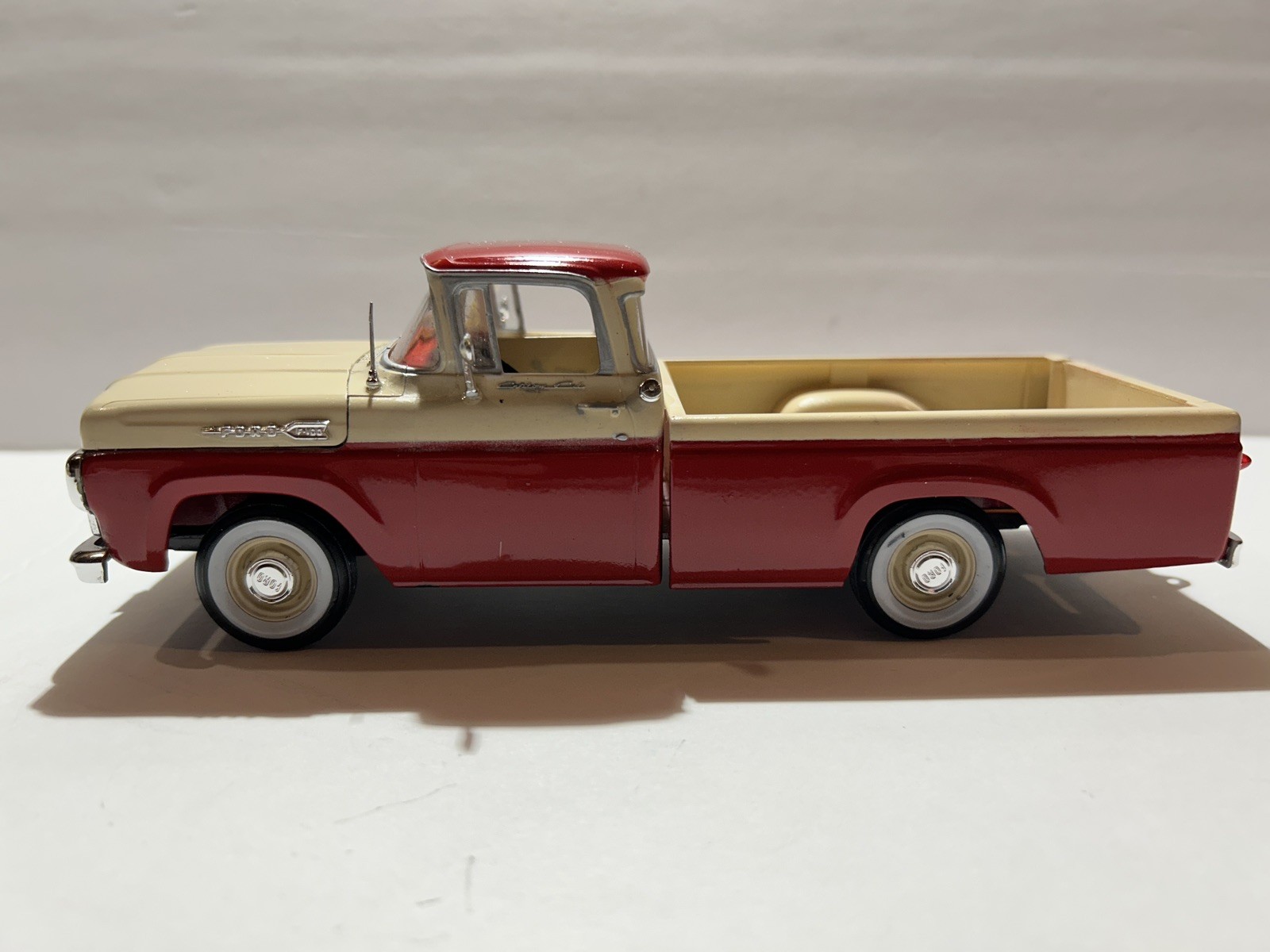 AMT 1960 Ford F-100 Pickup Truck - 1:25 Scale (Built Model)