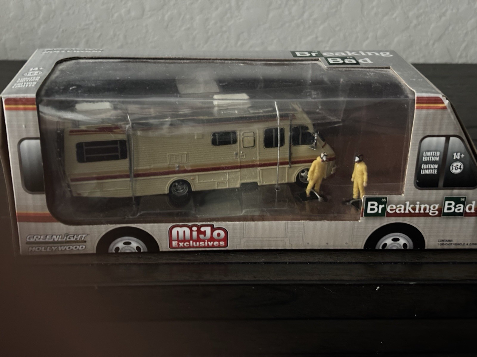 Breaking Bad RV 1986 Fleetwood Bounded Walter & Jesse Gas Mask Chase Mijo RARE
