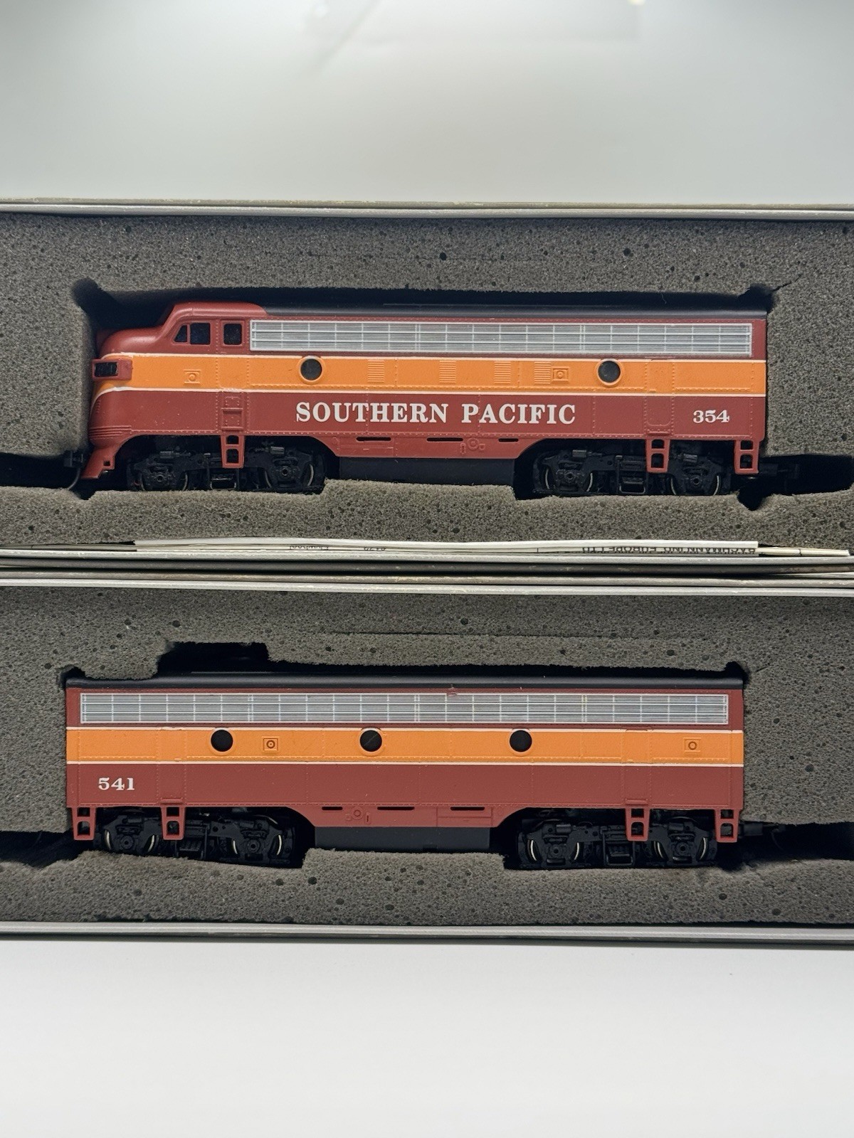 Bachman HO Southern Pacific Set Diesel Locomotive #354 And Passenger Car #541 Bachman HO Southern Pacific Set Diesel Locomotive #354 And Passenger Car #541