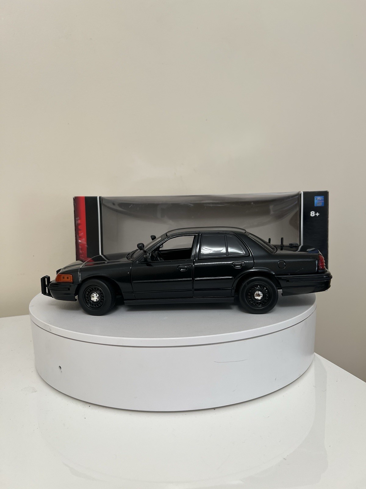 1/18 police car 1:18 Motor Max 2001 Ford Crown Victoria  excellent Condition