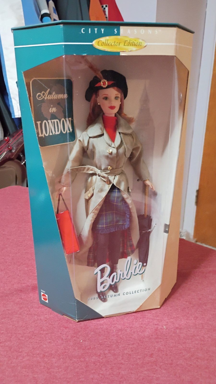 Barbie 1999 Autumn in London NRFB New In Box Great Condition 