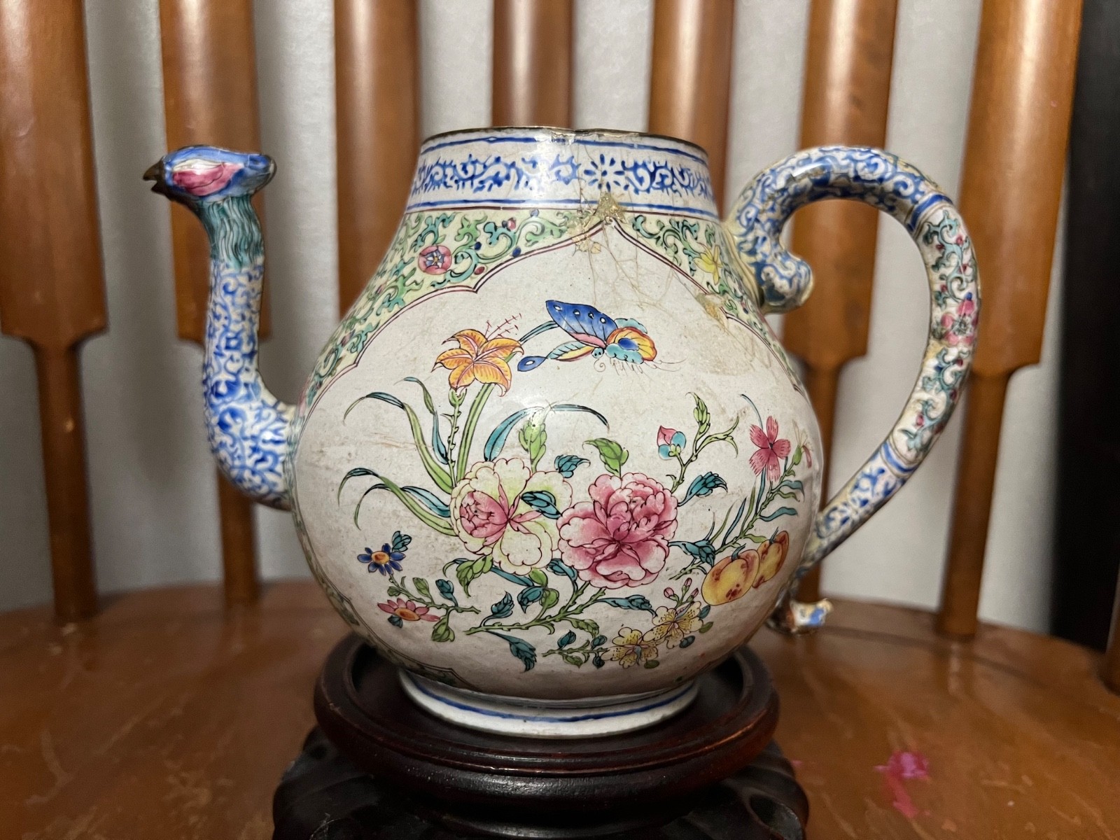 A FINE RARE CHINESE PAINTED ENAMEL WINE EWER, QIANLONG PERIOD (1736-1795) A FINE RARE CHINESE PAINTED ENAMEL WINE EWER, QIANLONG PERIOD (1736-1795)