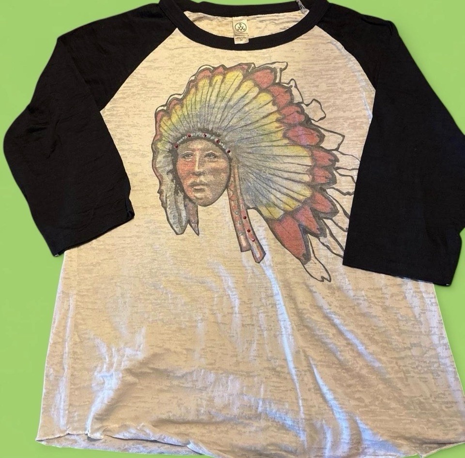 Vintage-Native American Chief Graphic. 70\'s/80\'s with the clear Alternative tag. Vintage-Native American Chief Graphic. 70\'s/80\'s with the clear Alternative tag.