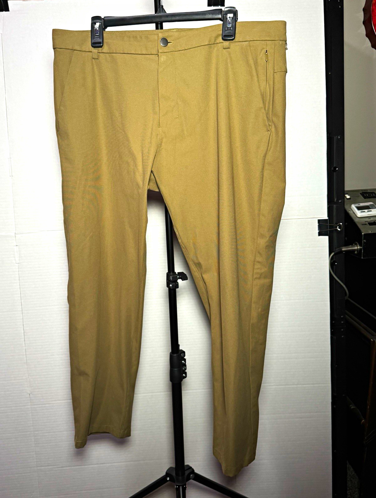 lululemon Men\'s Beige Slim Tapered Twill Chino Pants 34W Logo Pockets lululemon Men\'s Beige Slim Tapered Twill Chino Pants 34W Logo Pockets