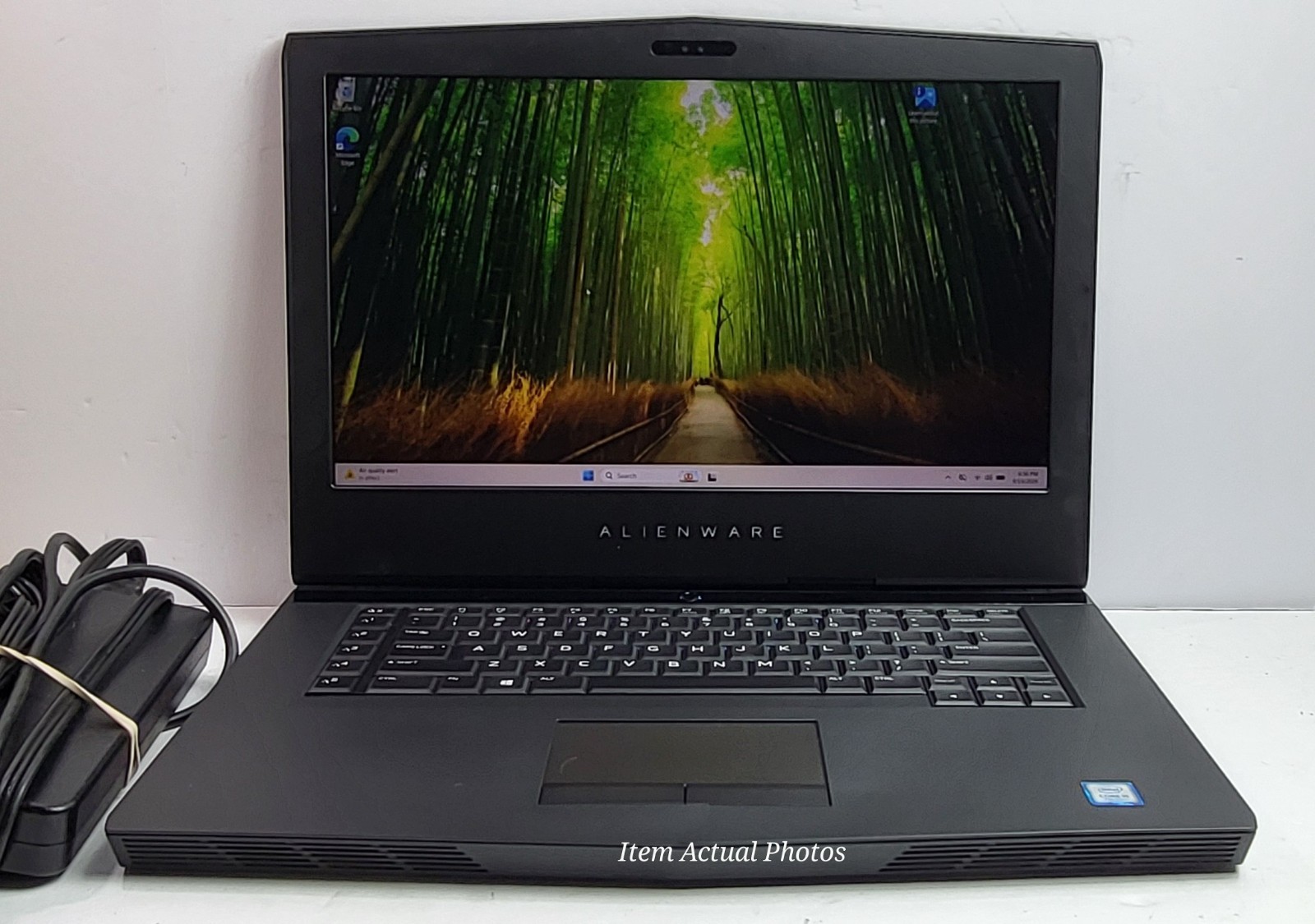 Dell Alienware 15 R3 FHD i5-7300HQ 2.50GHz 16GB 1TB hard  +128 GB SSD GTX 1050