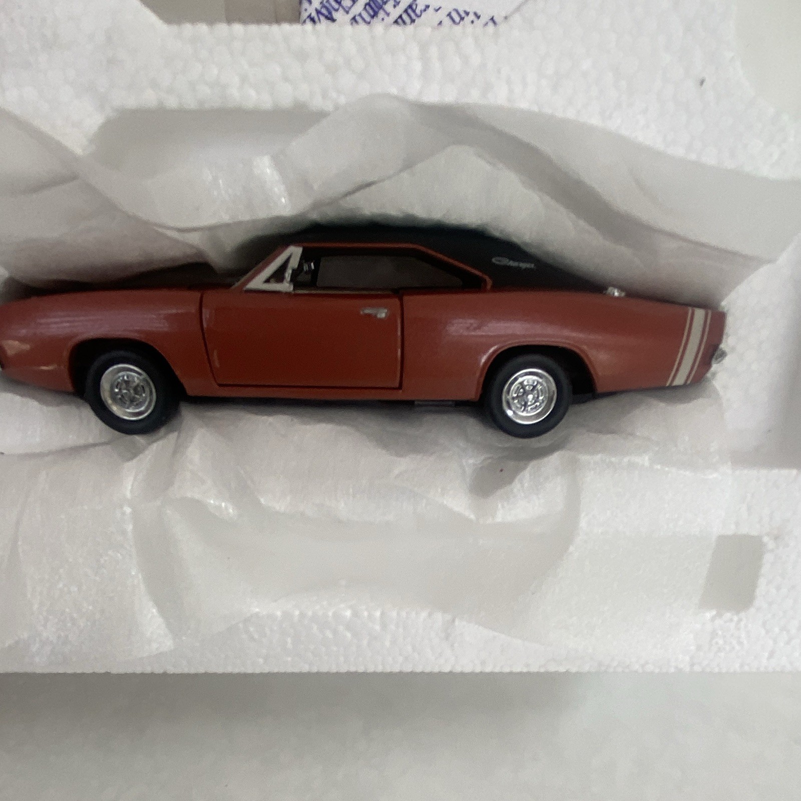 Franklin Mint 1968 Dodge Charger R/T 1/43 Scale Diecast Replica With Box Franklin Mint 1968 Dodge Charger R/T 1/43 Scale Diecast Replica With Box