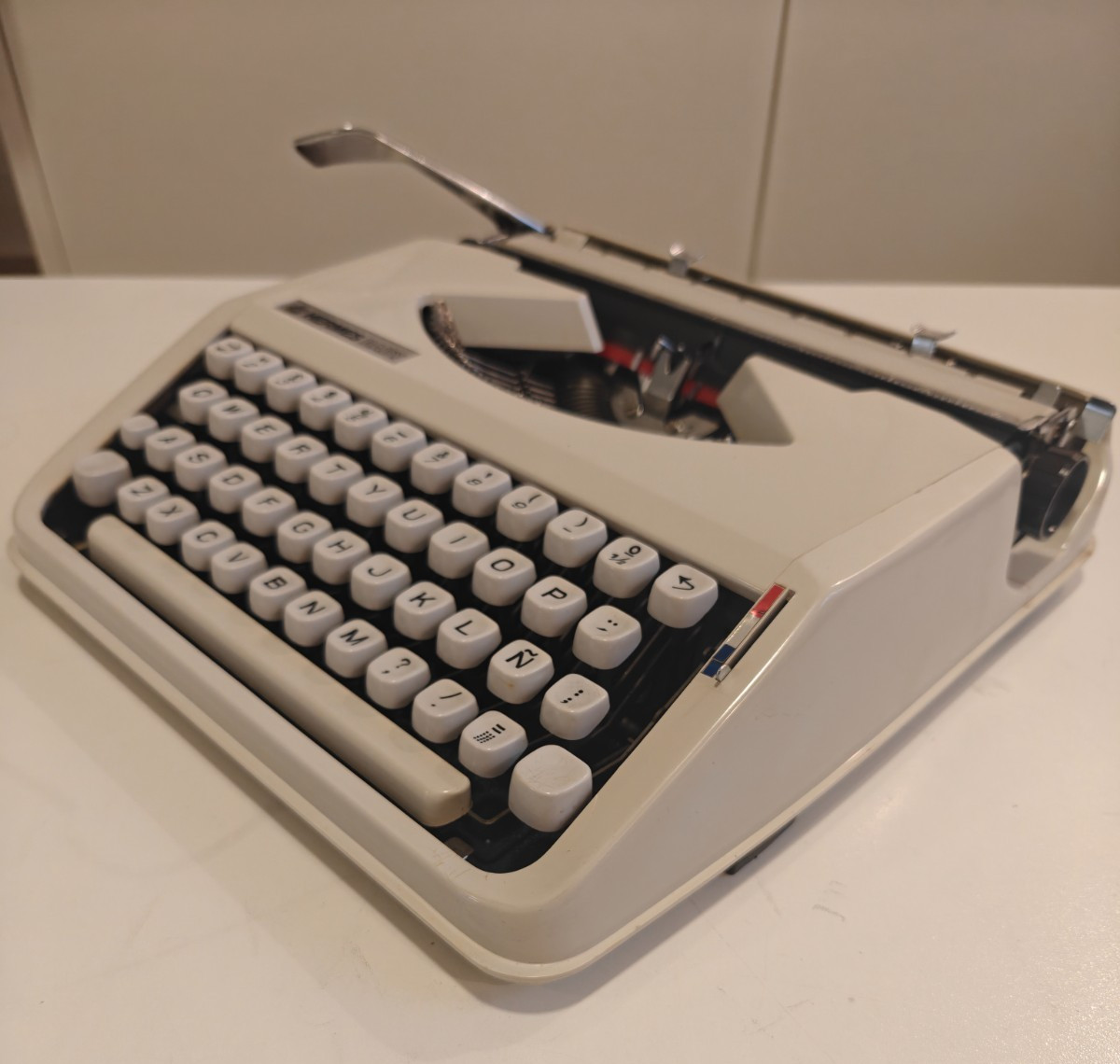 HERMES BABY. POP ART. PICA TYPEWRITER. 1977. MID CENTURY. SPANISH LAYOUT HERMES BABY. POP ART. PICA TYPEWRITER. 1977. MID CENTURY. SPANISH LAYOUT