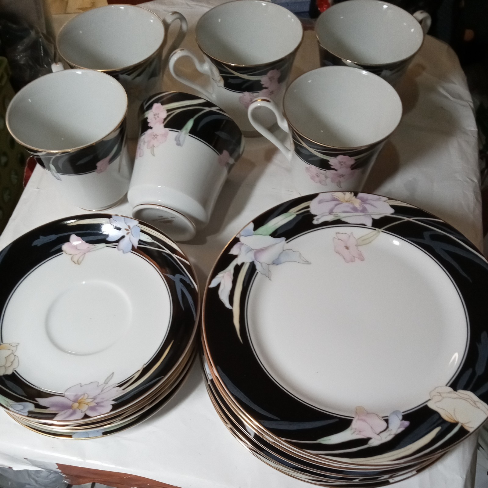 MIKASA FINE CHINA CHARISMA BLACK L9050 JAPAN 18 piece saucer cup salad plater 