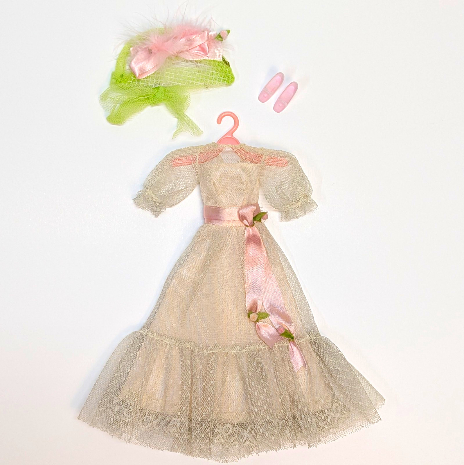 COMPLETE VTG 1968 Mattel Truly Scrumptious Barbie Outfit #1108 Dress Hat Shoes COMPLETE VTG 1968 Mattel Truly Scrumptious Barbie Outfit #1108 Dress Hat Shoes